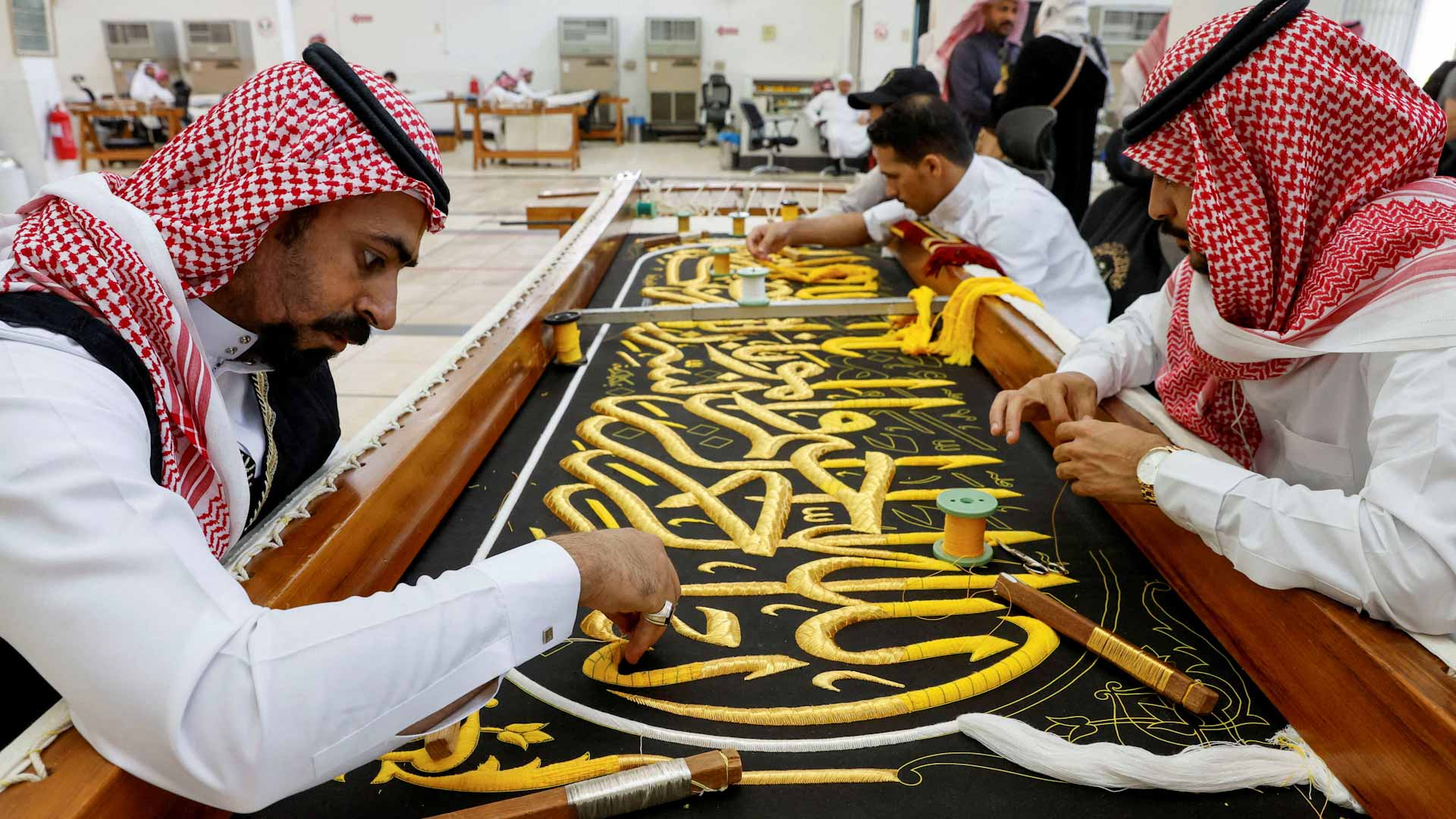 صورة بعنوان: كسوة الكعبة... أغلى ثوب لأقدس بيت في الأرض 