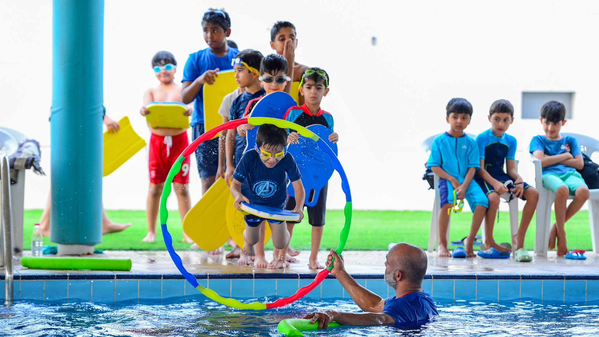صورة بعنوان: شرطة الشارقة تنظم برنامجاً تدريبياً لأبناء منتسبيها في السباحة 