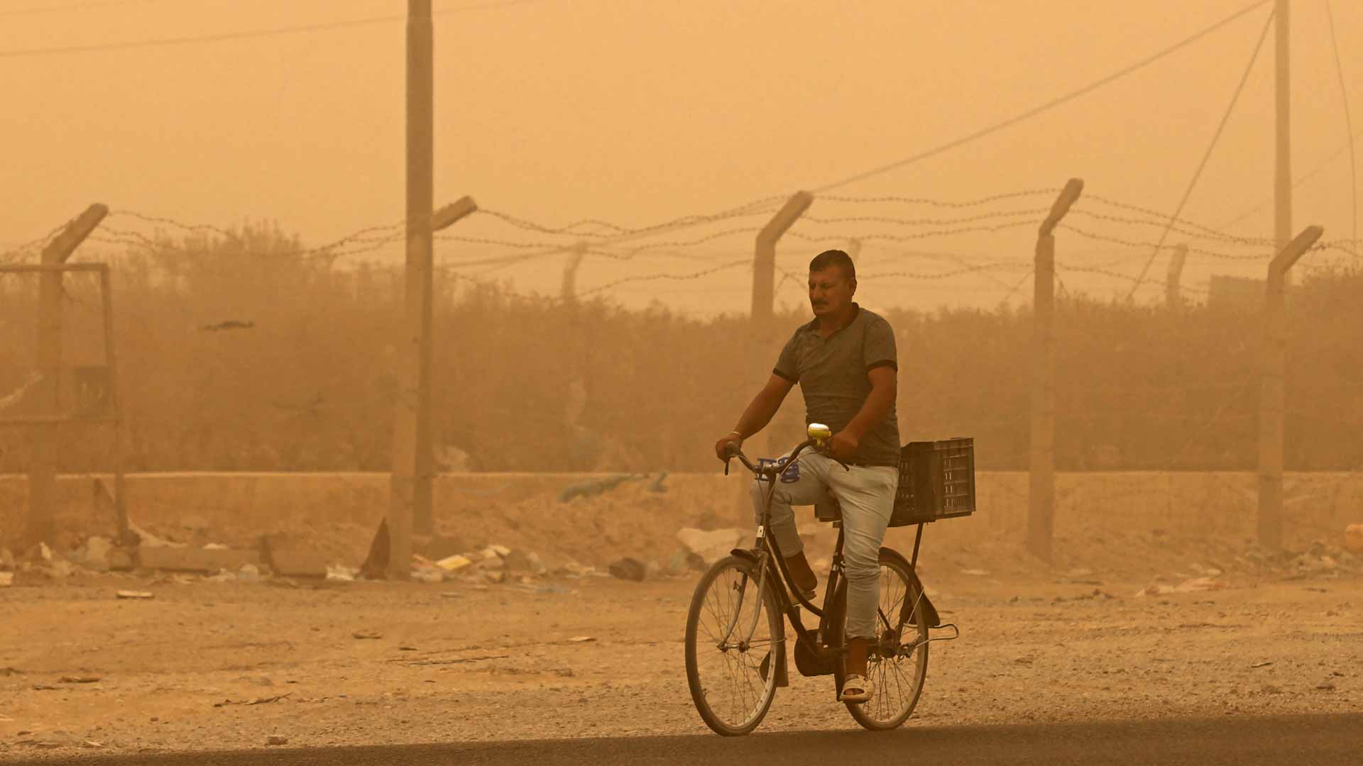 Image for the title: Weathering sandstorms, Iraqis grit teeth and battle on 