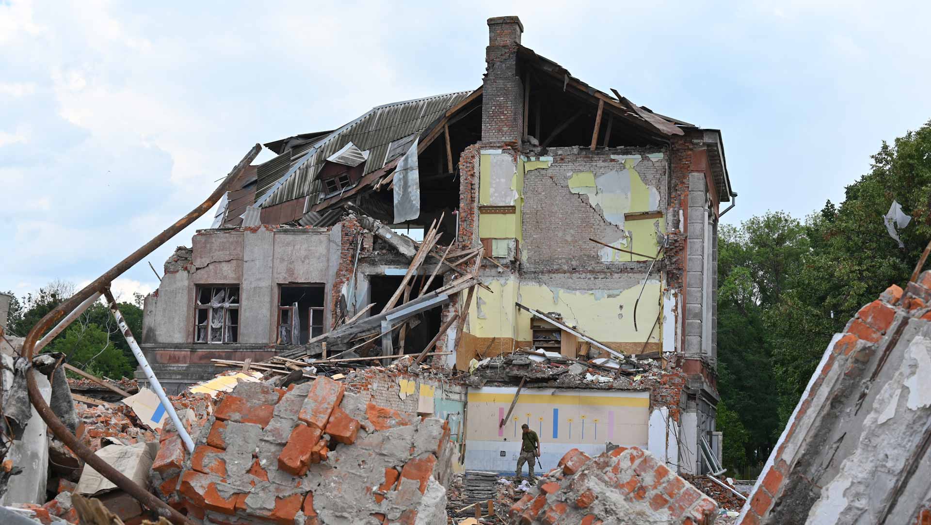 Image for the title: Evacuation calls as Russians advance in Ukraine's Donbas 