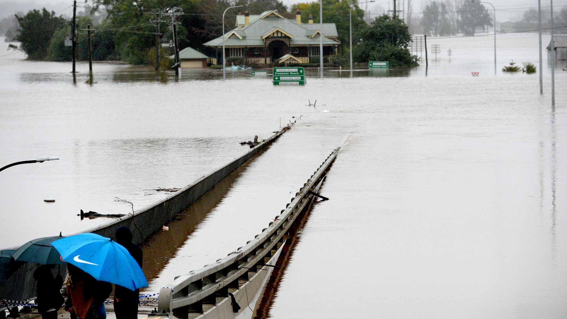 Image for the title: Thousands more flee as Sydney floods track north 