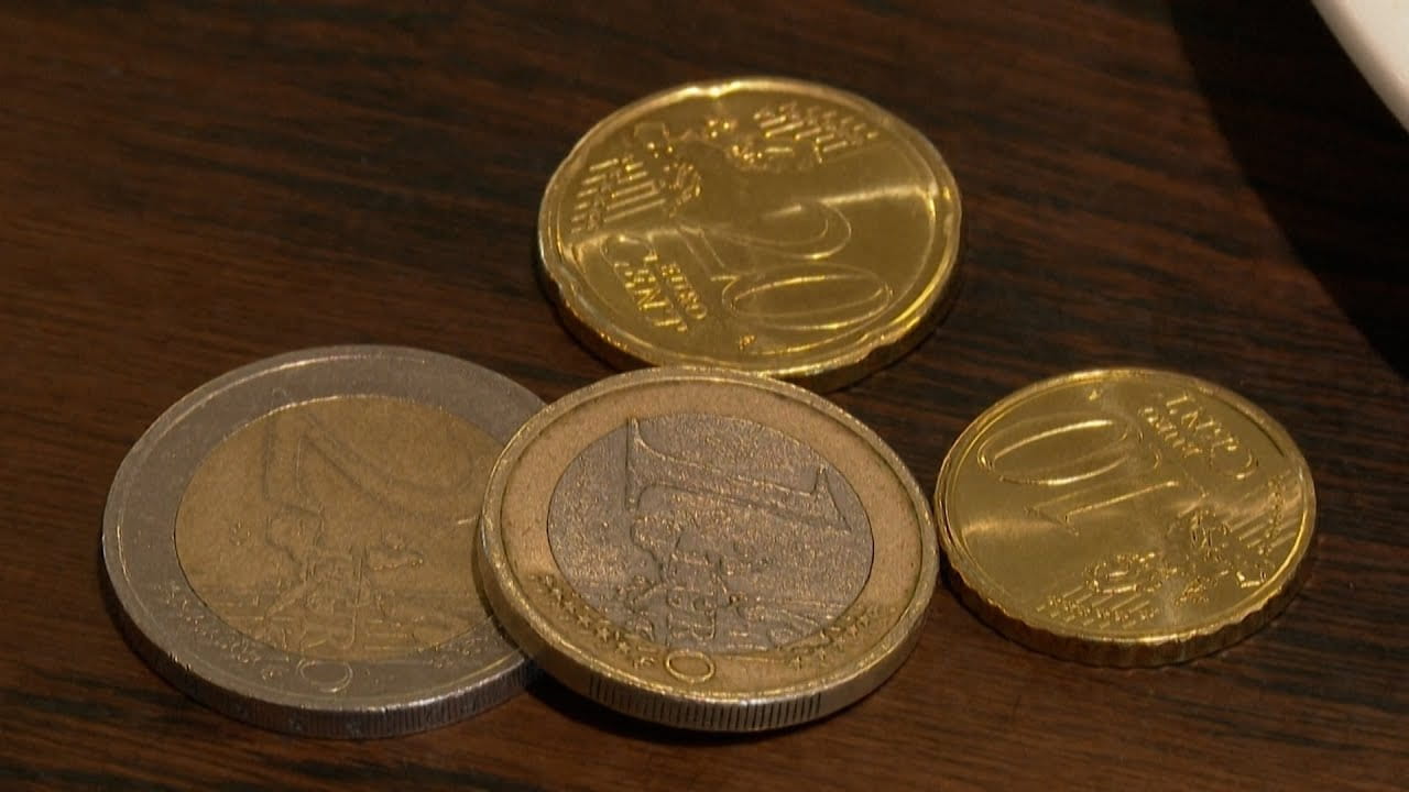 صورة بعنوان: اليورو يهوي لأدنى مستوى في عقدين مع تنامي مخاوف الركود 