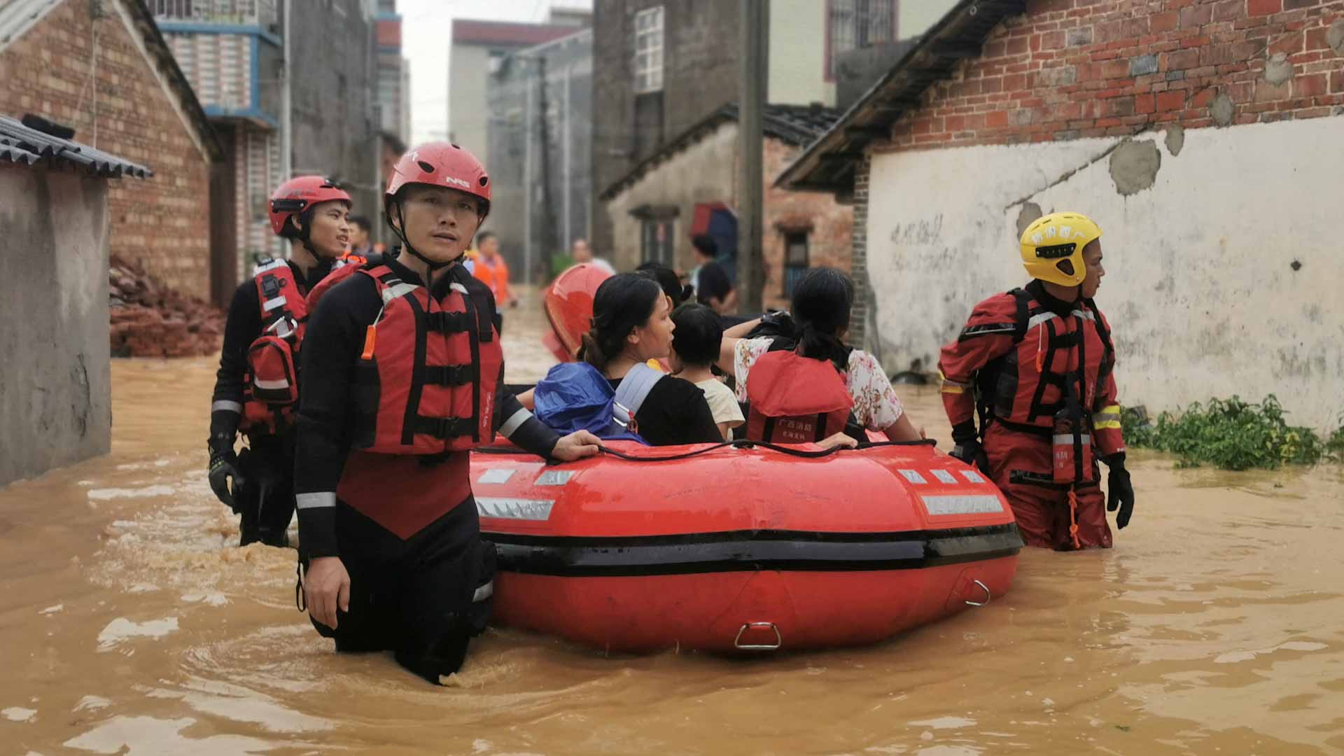 صورة بعنوان: عواصف ممطرة تجتاح شرق الصين وتتسبب في فيضانات عارمة تغرق المنطقة 