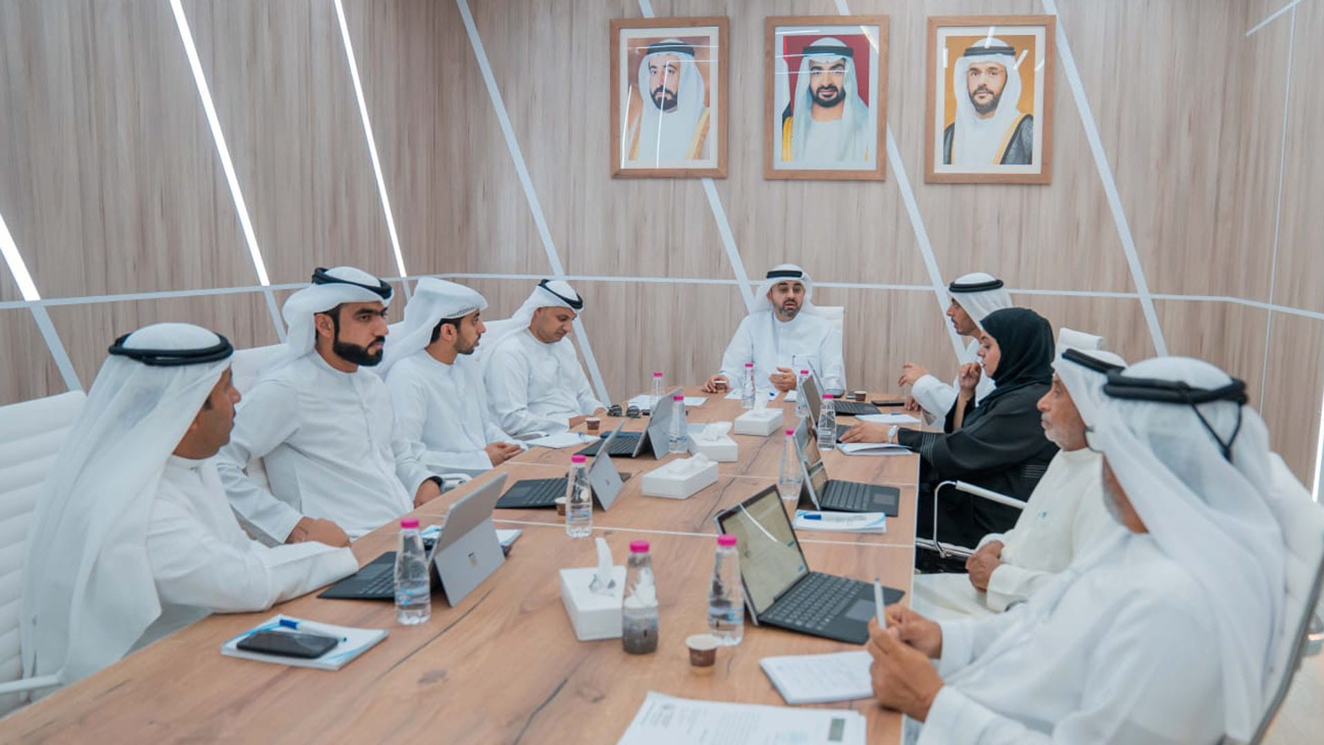 صورة بعنوان: نادي الشارقة البحري يناقش تنظيم بطولة الإمارات للقوارب السريعة 