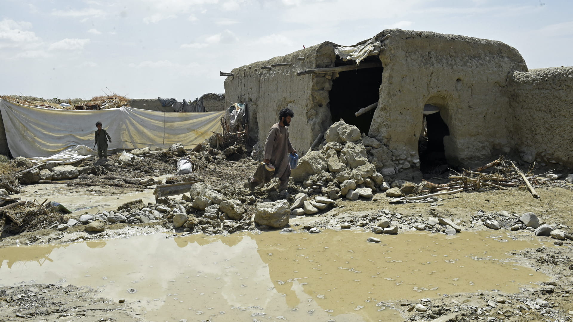 صورة بعنوان: الأمطار الموسمية تتسبب بوفاة 100 شخص في باكستان 