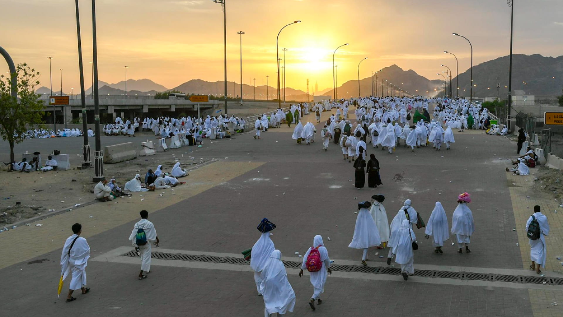 صورة بعنوان: بعد الوقوف بعرفات.. ضيوف الرحمن ينفرون إلى مزدلفة 