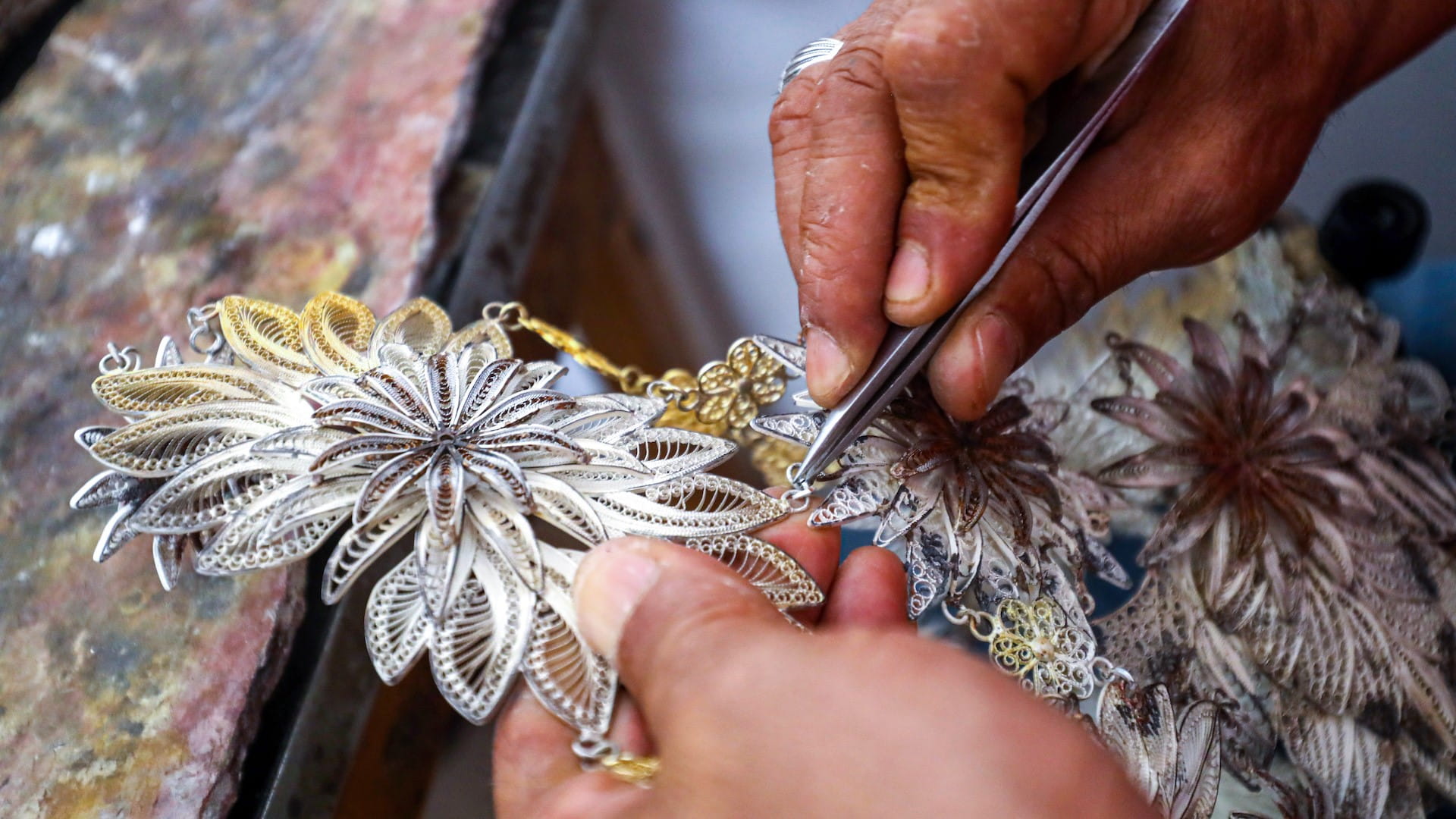 صورة بعنوان: ليبيون يعيدون إحياء تقليد صياغة المعادن الثمينة في طرابلس 