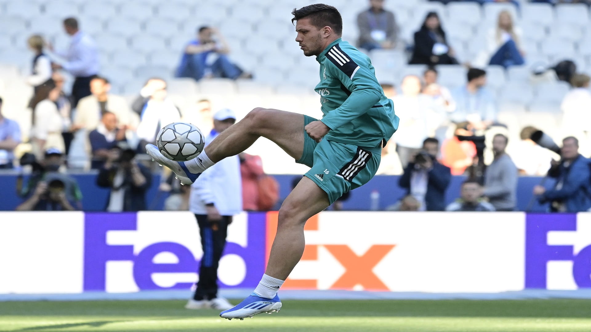 صورة بعنوان: نادي فيورنتينا الإيطالي يتعاقد مع المهاجم الصربي يوفيتش  