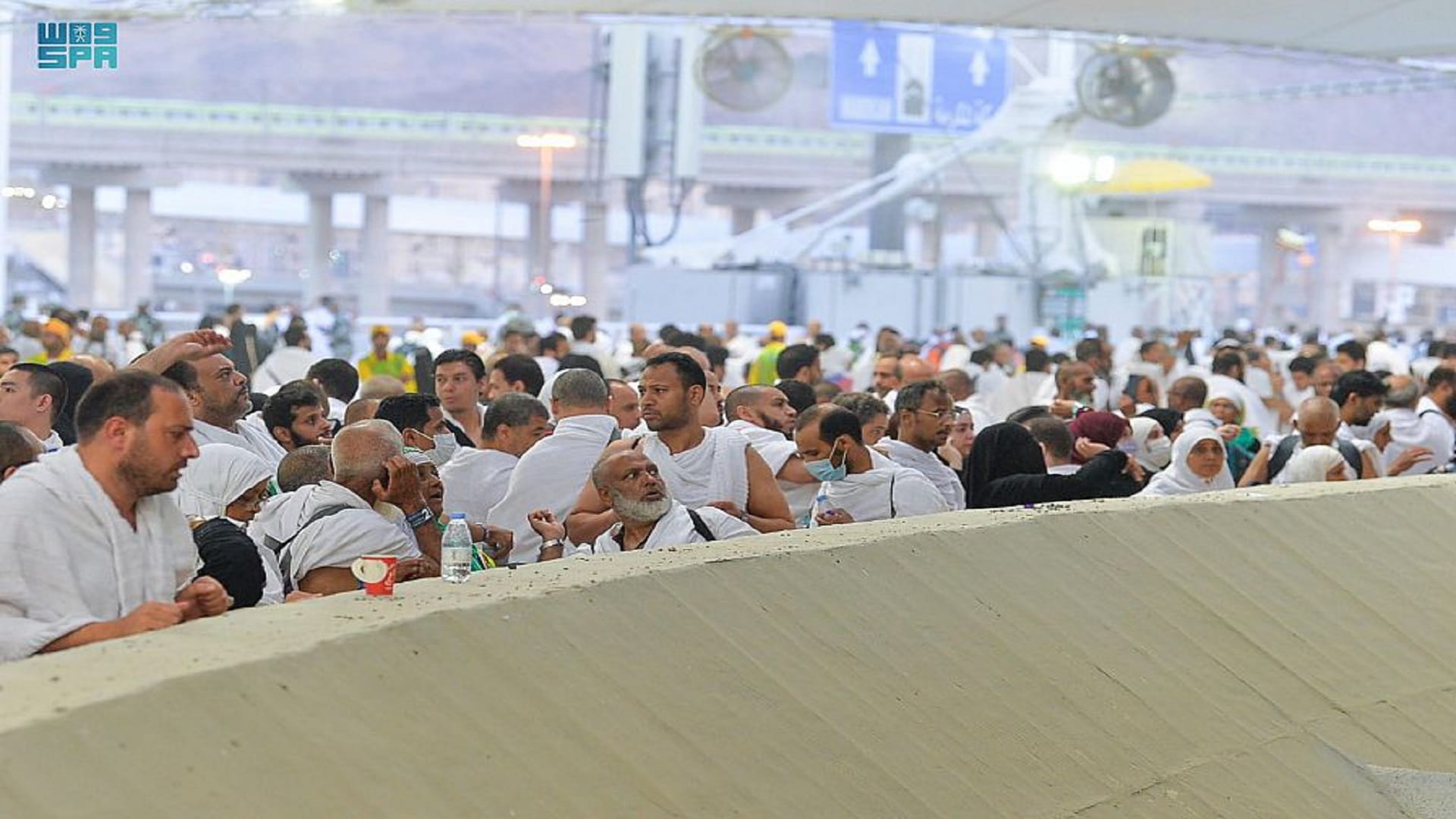 صورة بعنوان: في حركة انسيابية...ضيوف الرحمن يرمون جمرة العقبة يوم النحر 