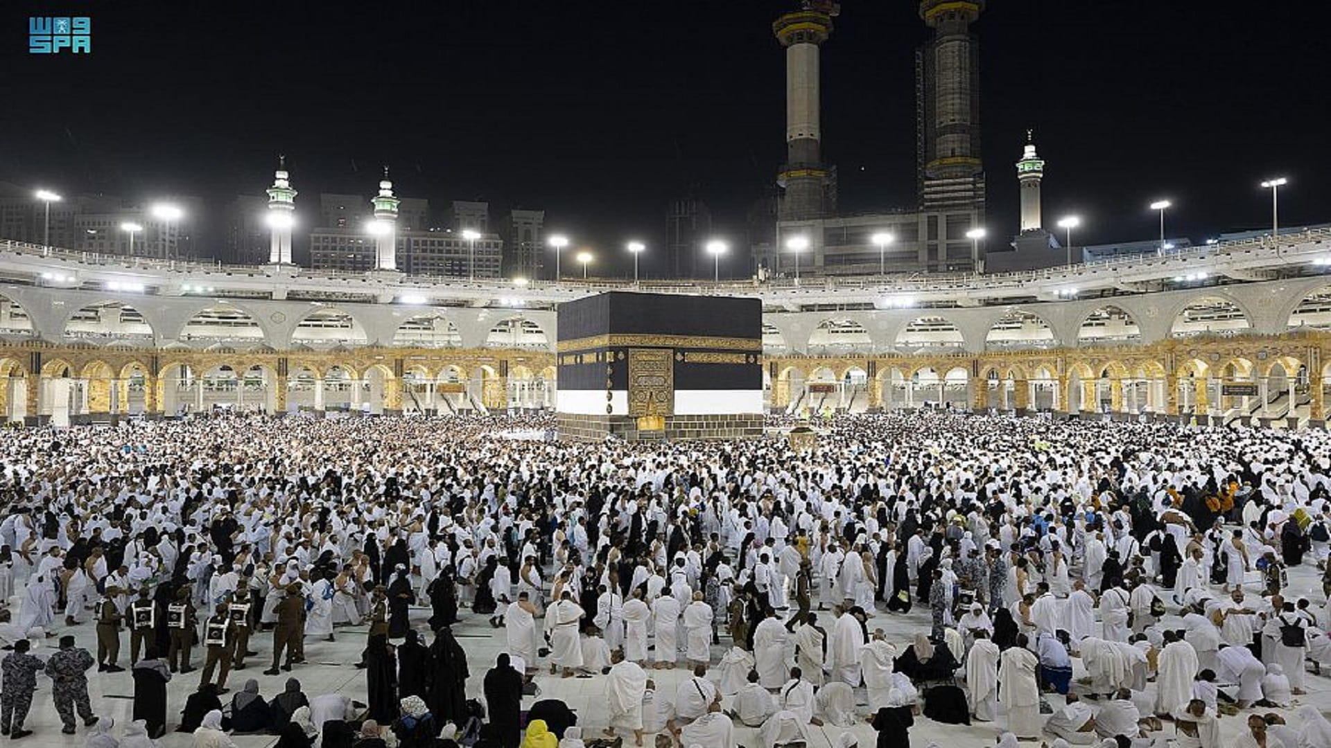 صورة بعنوان: حجاج بيت الله الحرام يؤدون طواف الإفاضة بكل يسر 