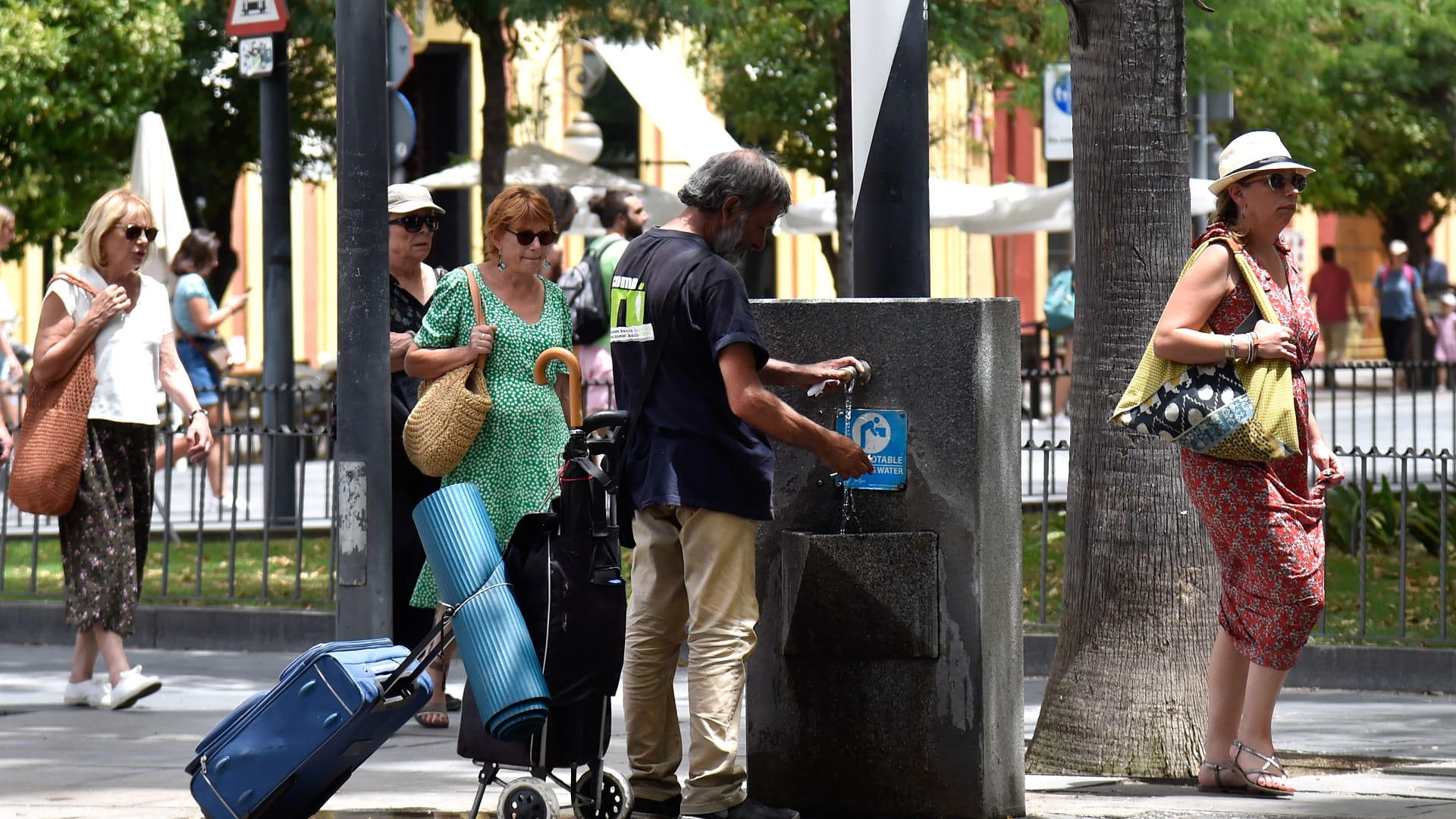 Image for the title: Spain swelters as temperatures reach 43C in second heatwave 