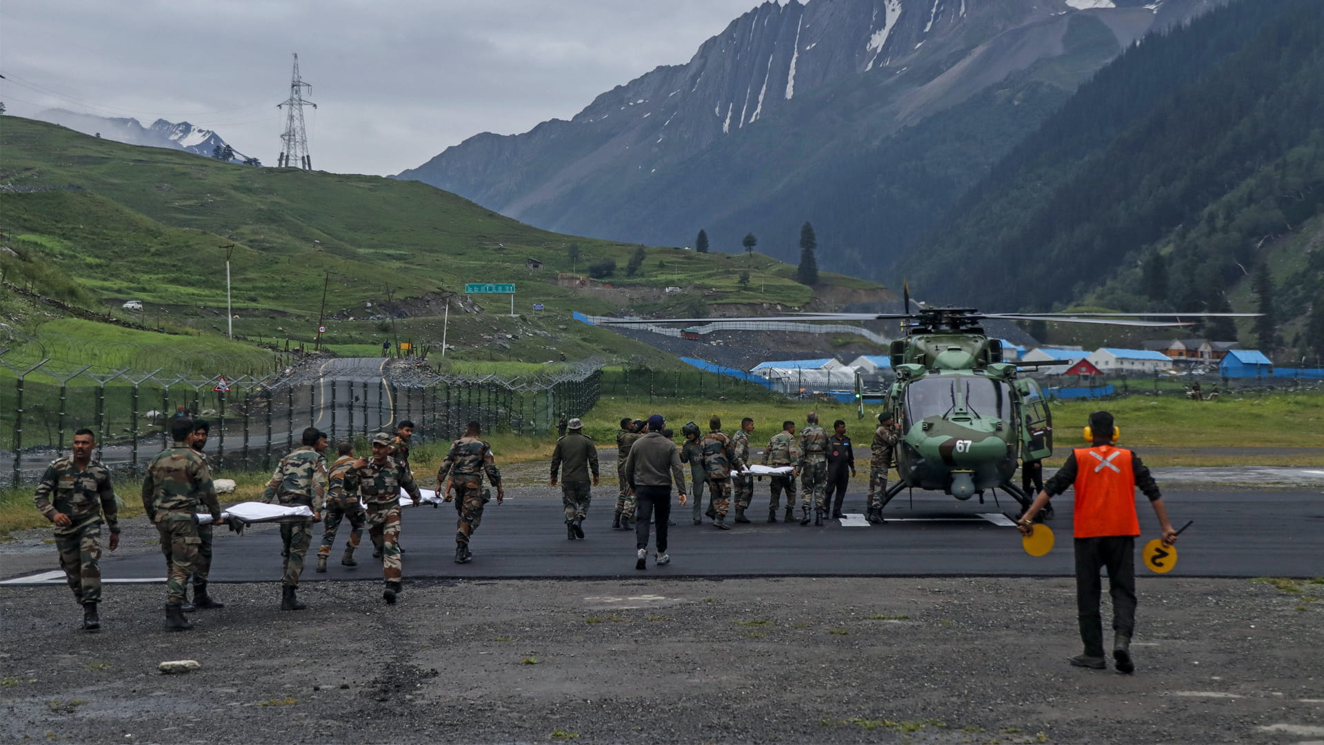 صورة بعنوان: سيول جارفة تجتاح كشمير وتقتل 16 على الأقل وتتسبب في فقدان العشرات 