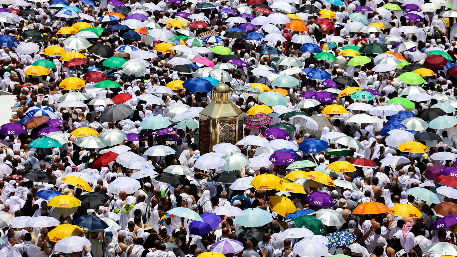 Image for the title: Pilgrims perform farewell Tawaf around the Holy Kaaba 