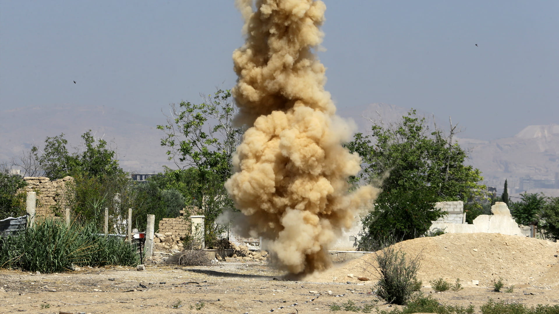 صورة بعنوان: مخلّفات الحرب المتفجّرة "قاتل خفيّ" يتربّص بالسوريين 