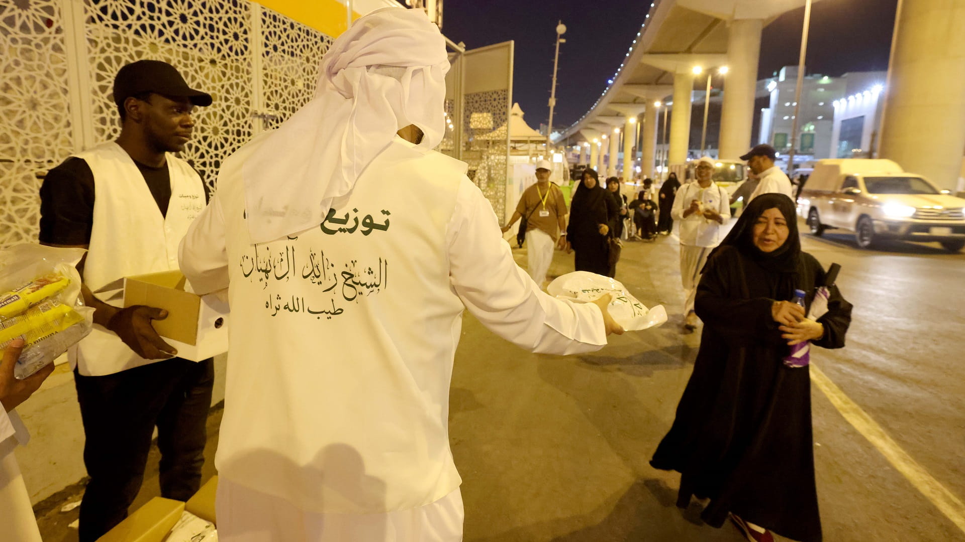 صورة بعنوان: مكتب شؤون الحجاج يواصل توزيع 184 ألف وجبة عن روح الشيخ زايد 