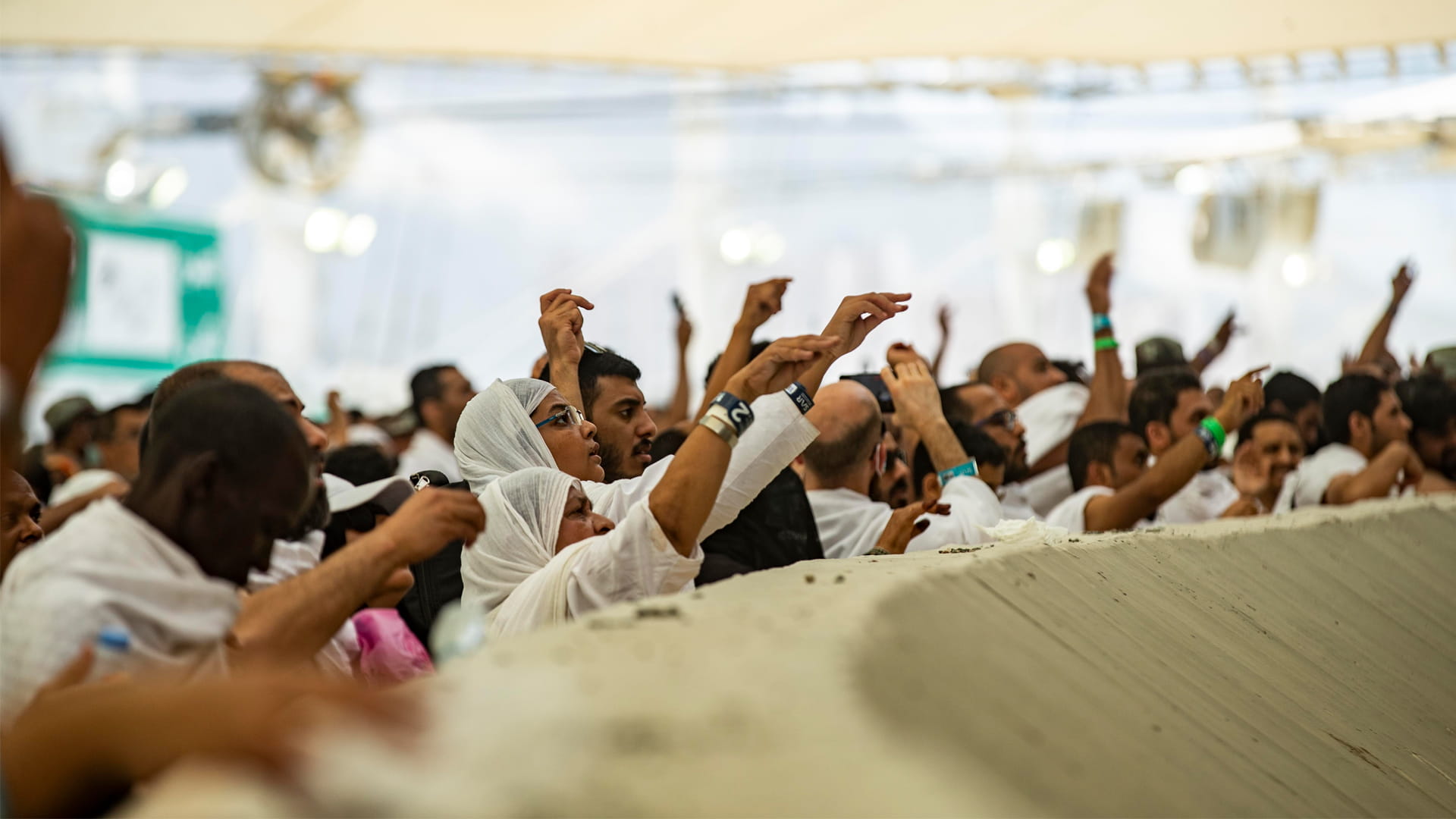 صورة بعنوان: حجاج بيت الله الحرام يرمون الجمرات في ثاني أيام التشريق 