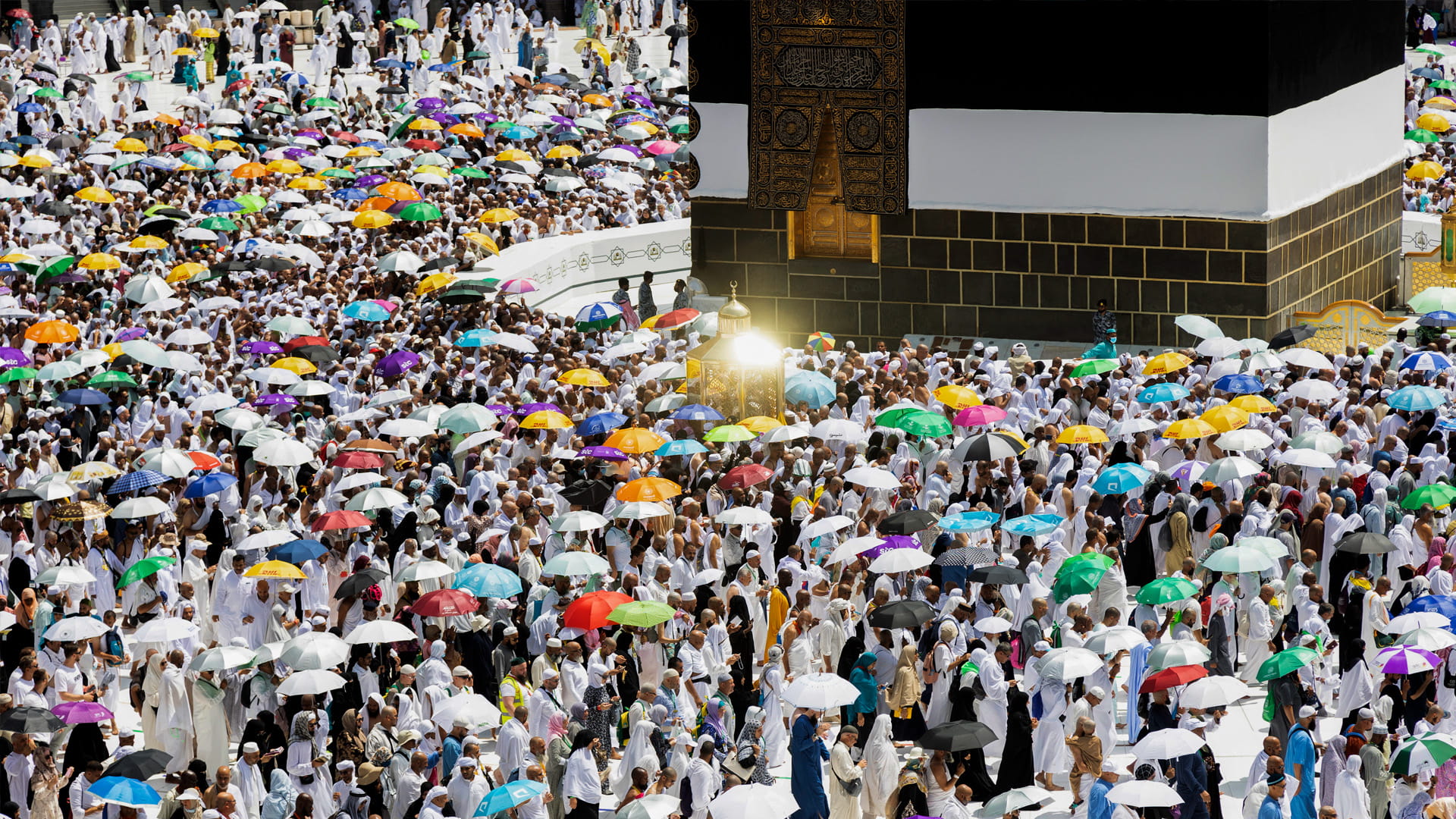 صورة بعنوان: الحجاج المتعجلون يؤدون طواف الوداع وسط منظومة خدمية متكاملة 