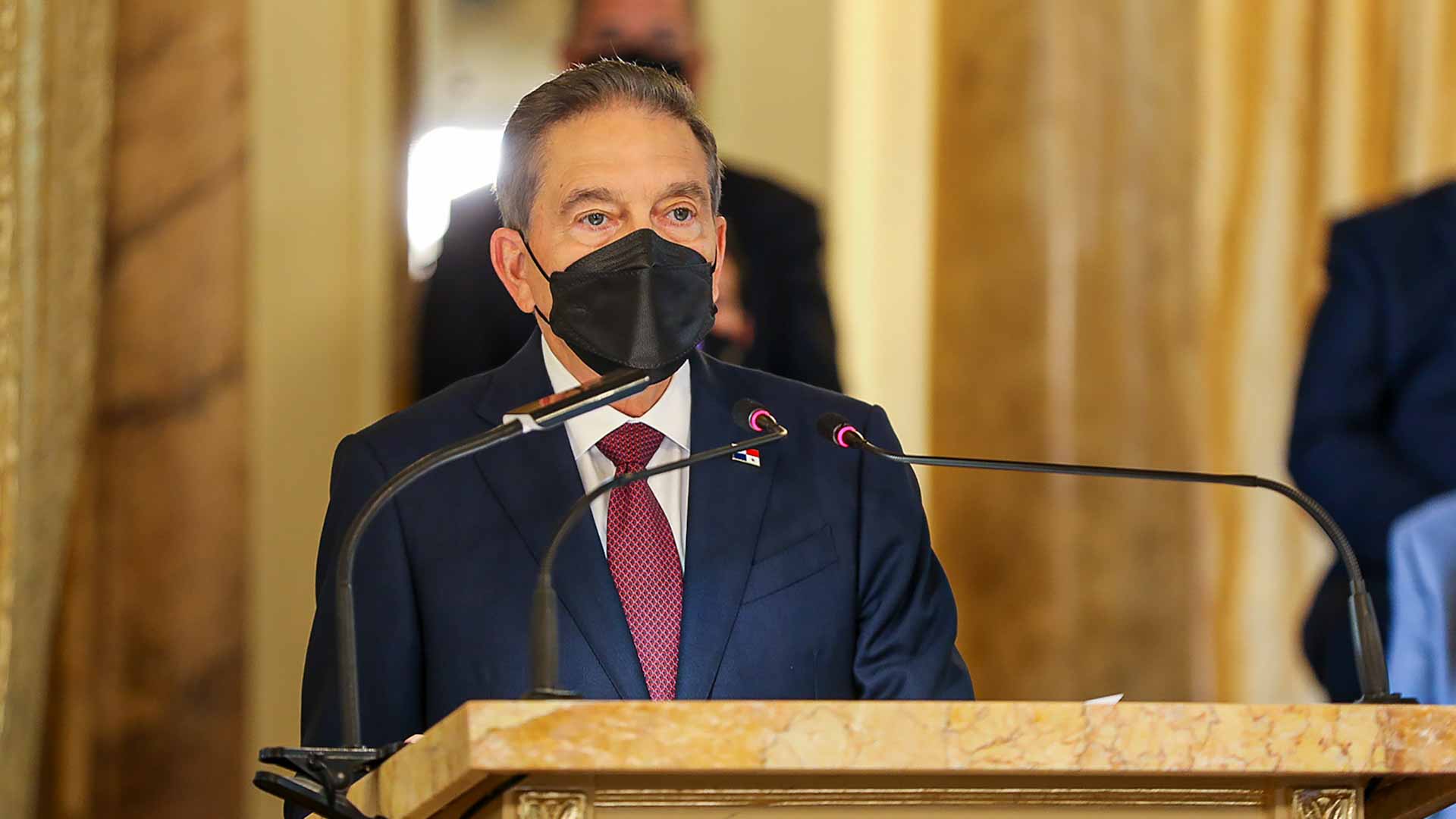 Image for the title: Panama government reduces fuel prices in face of protests 