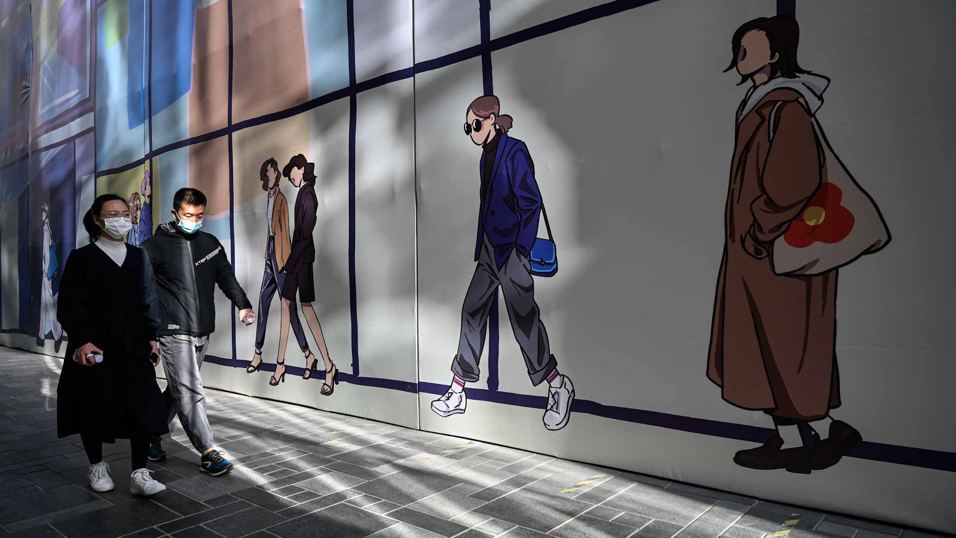 Image for the title: Shanghai residents brave stifling heat for COVID tests 