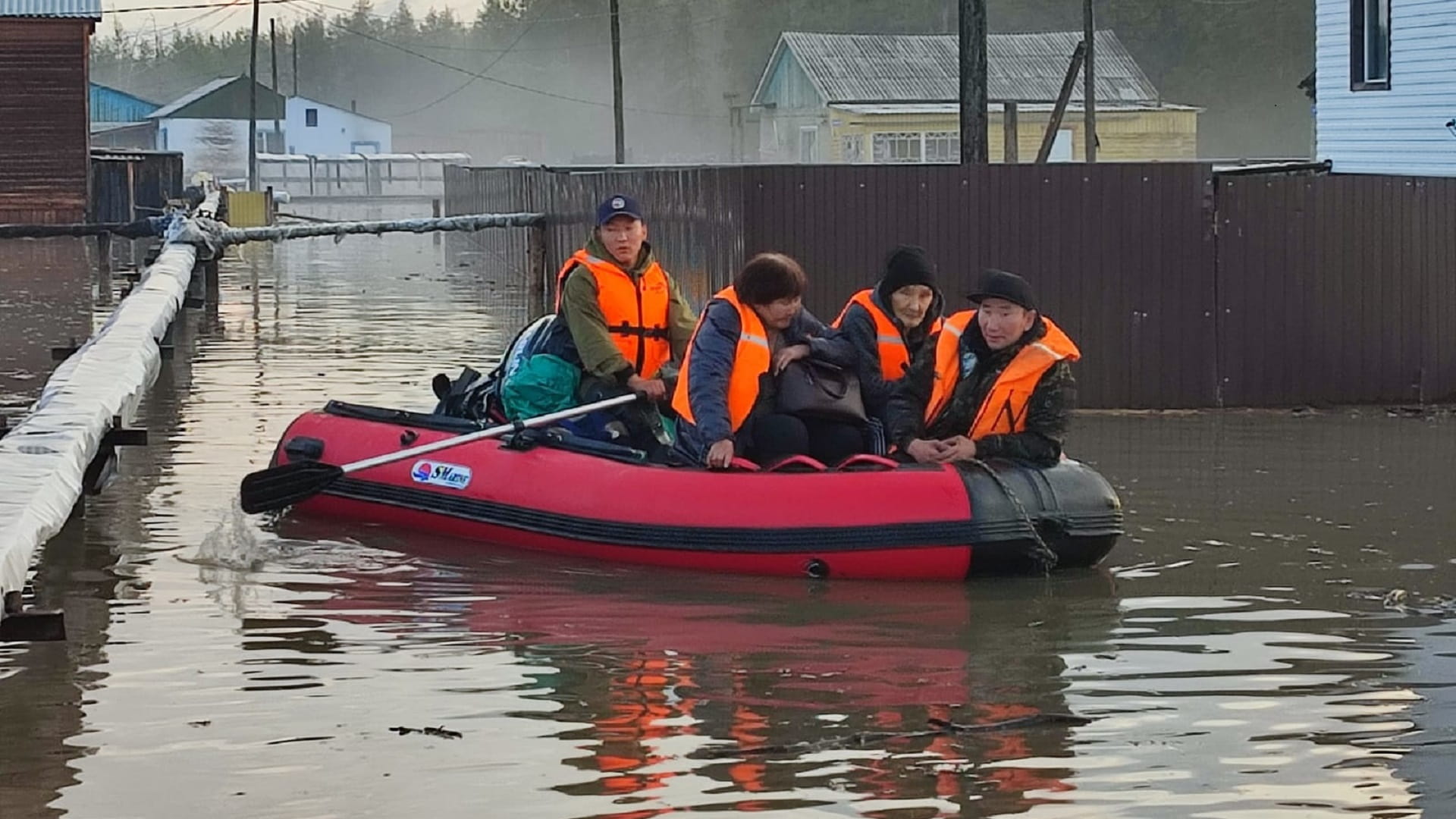 صورة بعنوان: الأمطار الغزيرة تغمر قرى في شرق أقصى روسيا جراء تغير المناخ 