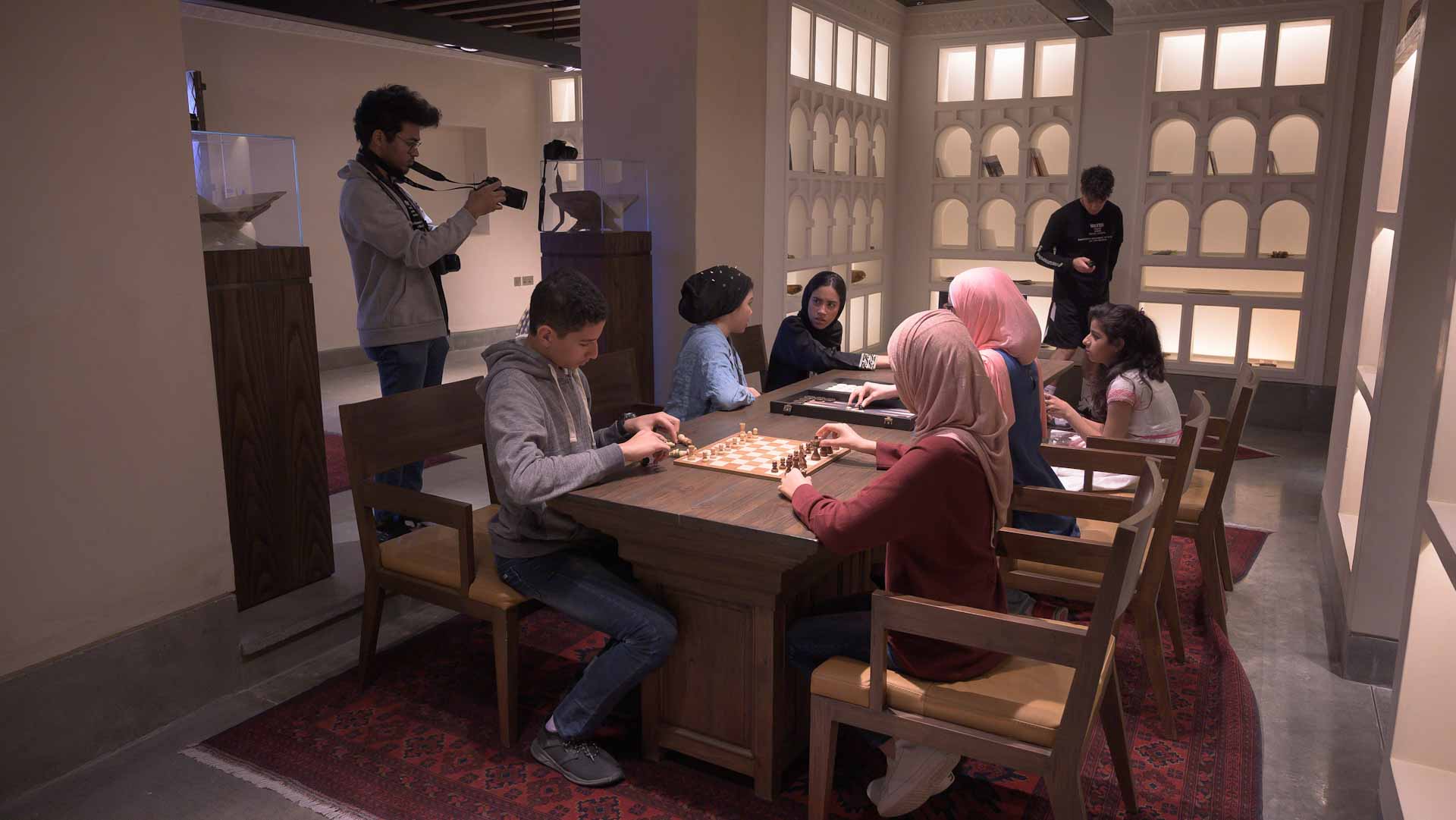 صورة بعنوان: مخيم "فنتاستيك" الصيفي يثري مهارات الإخراج السينمائي لدى الناشئة 