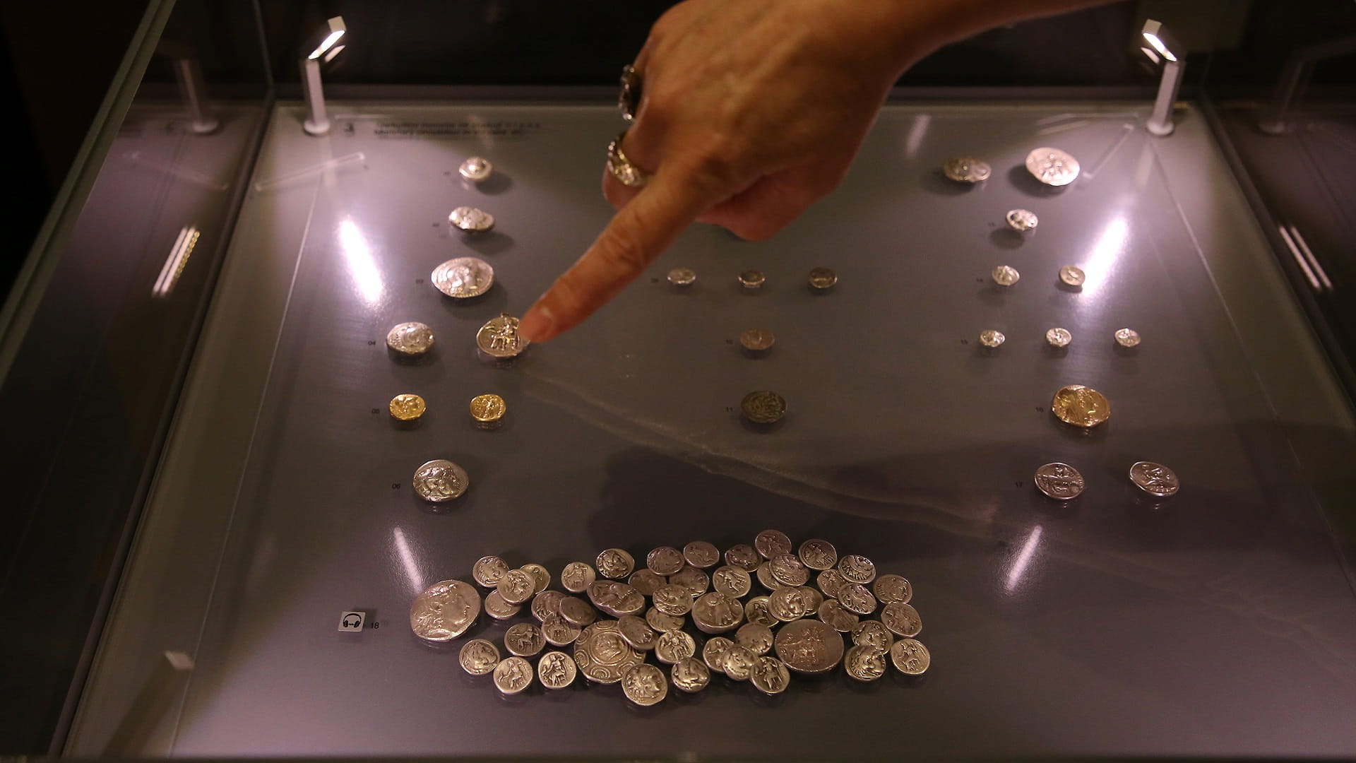 Image for the title: Looters dragging Albanian antiques to the abyss 