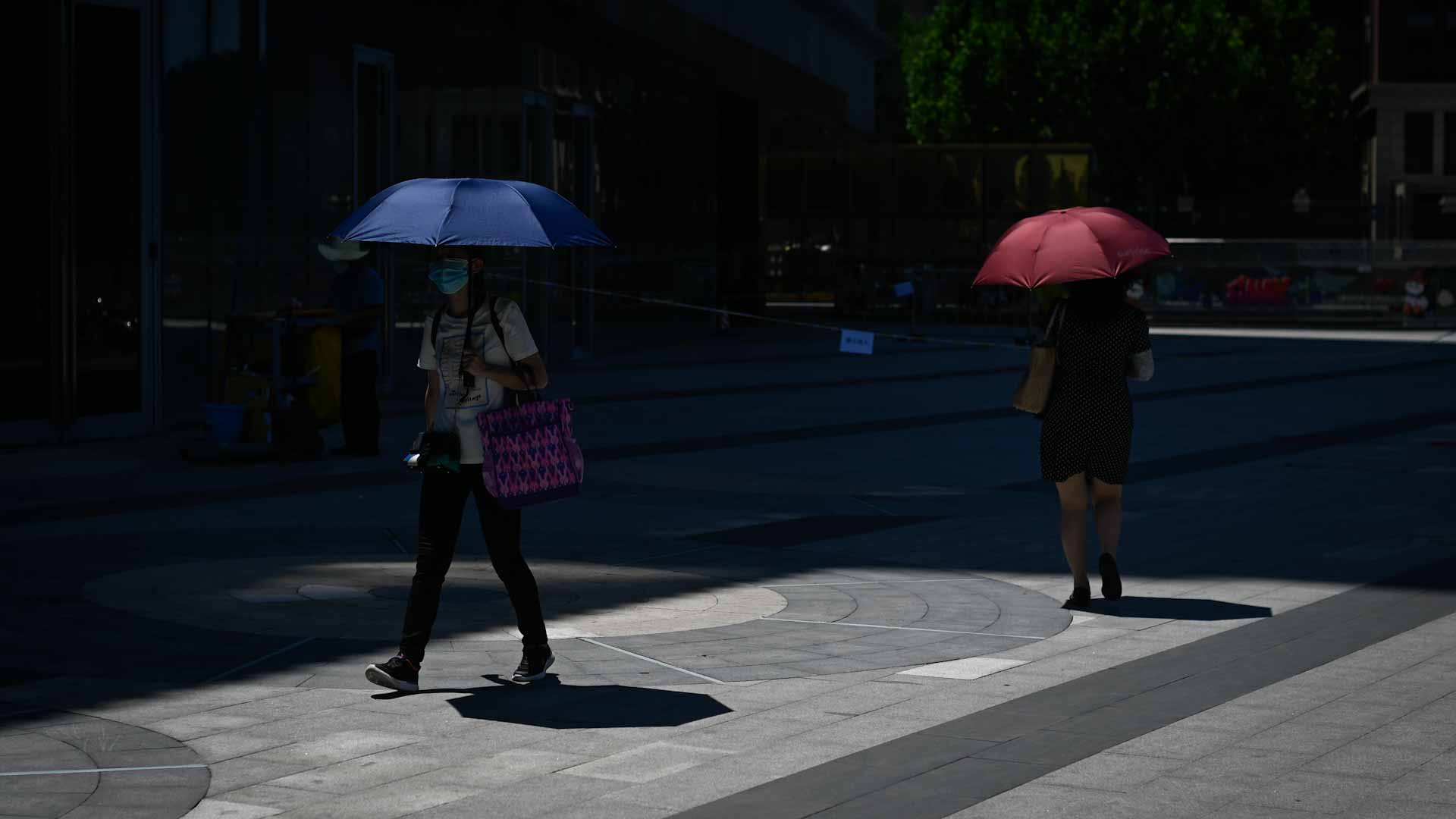 Image for the title: Shanghai issues third heatwave red alert for this summer 