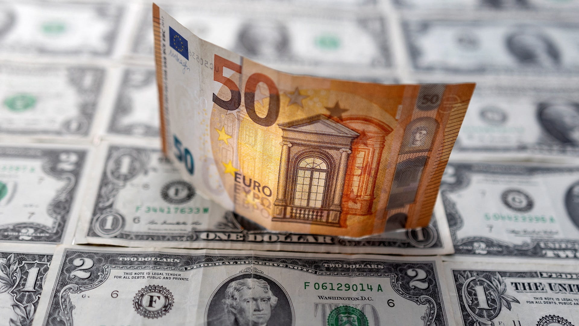 صورة بعنوان: اليورو ينخفض إلى ما دون الدولار الأميركي في سابقة منذ نهاية 2002 