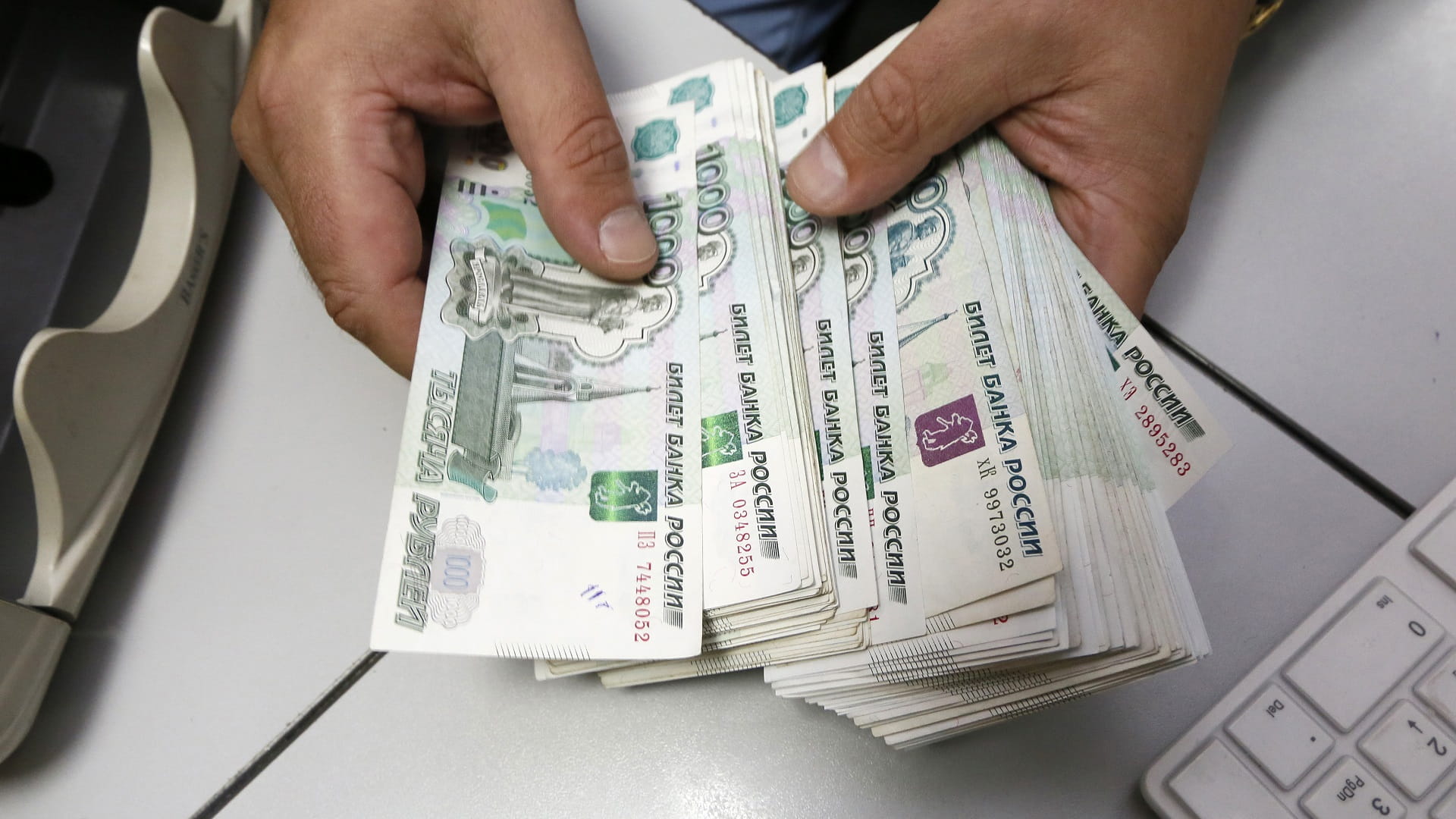 صورة بعنوان: الروبل الروسي يصعد أمام الدولار واليورو  