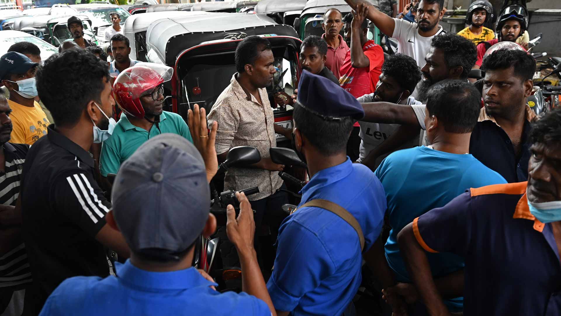 صورة بعنوان: سريلانكا تعلن حالة الطوارئ بعد فرار الرئيس إلى جزر المالديف 