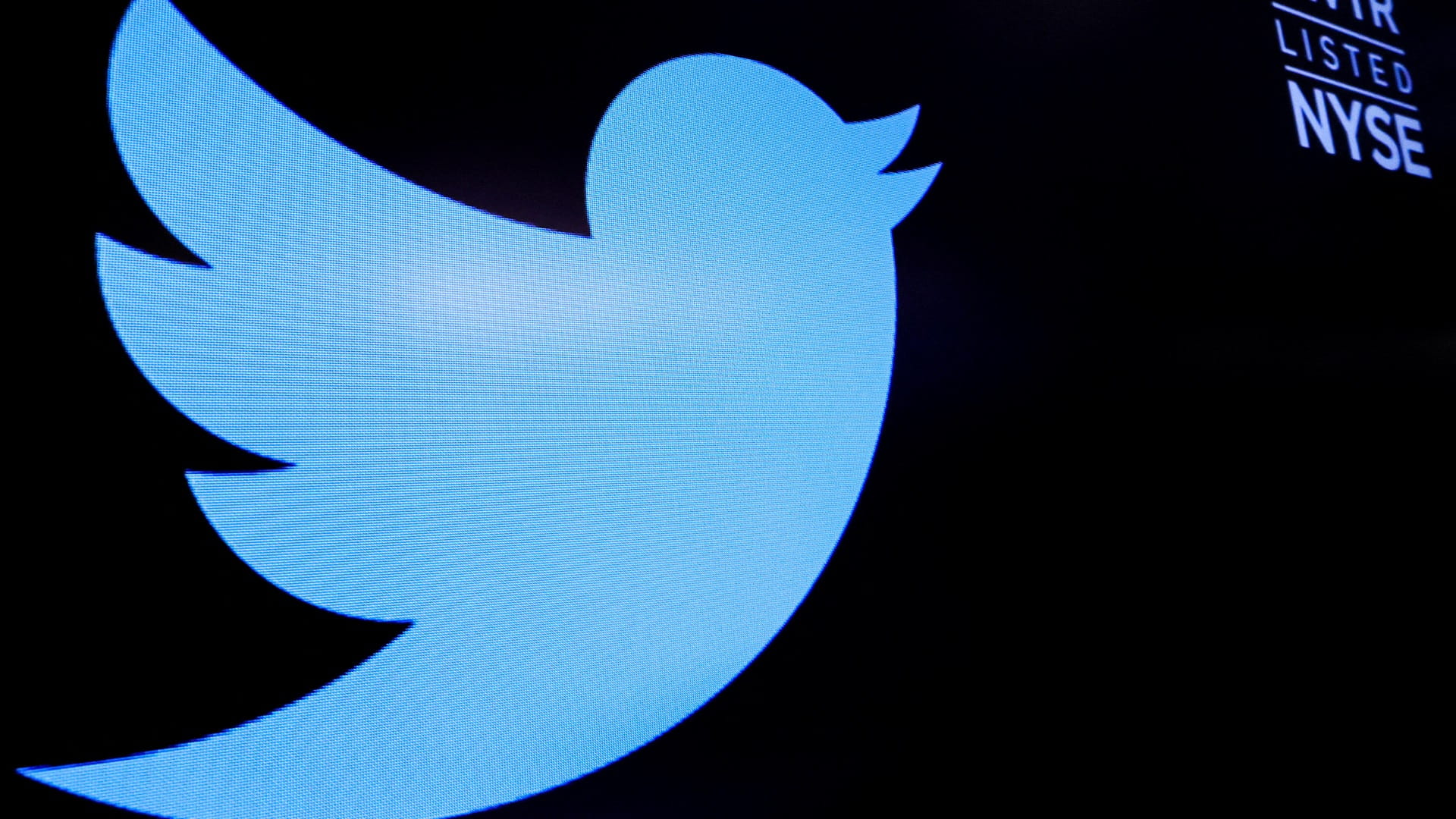 Image for the title: Twitter down for thousands of users 