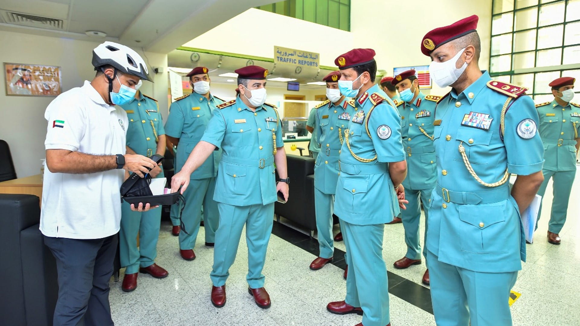 صورة بعنوان: اللواء الشامسي يتفقد سير العمل في مركز شرطة الغرب الشامل  