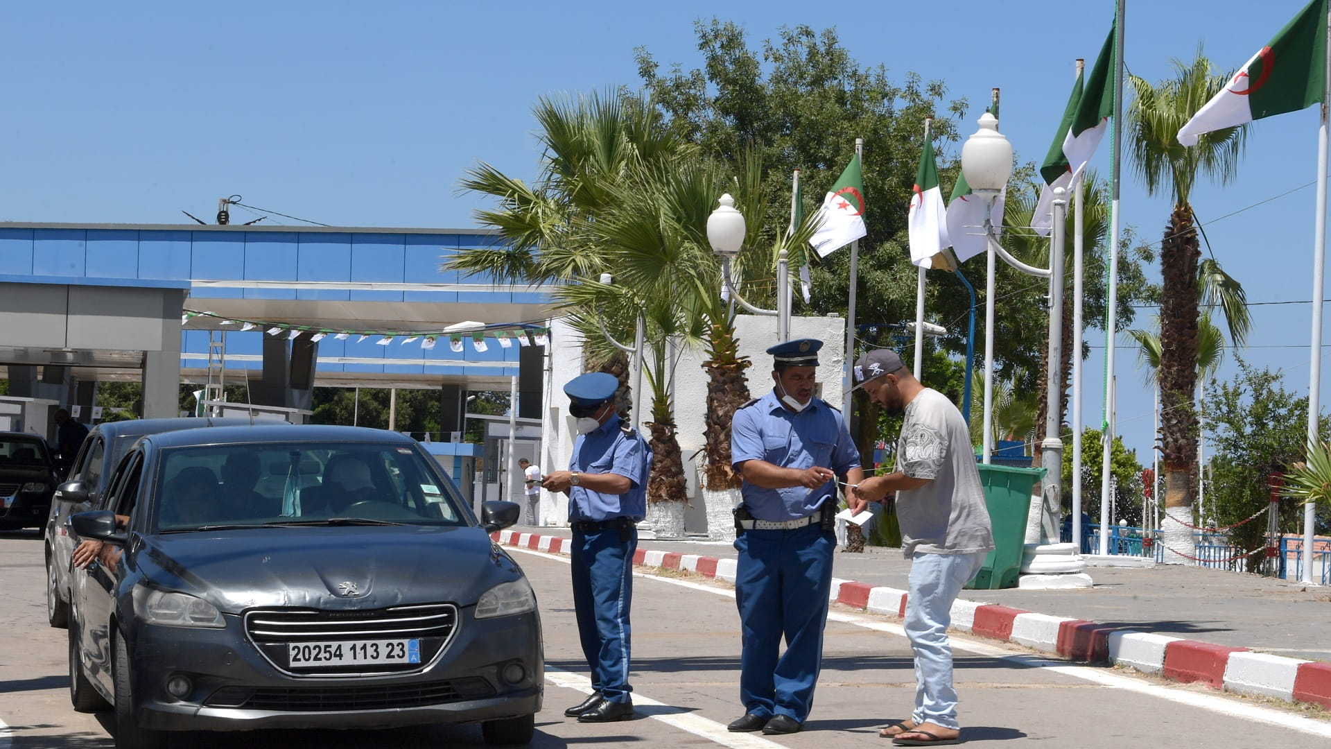 صورة بعنوان: إعادة فتح الحدود البرية التونسية الجزائرية بعد إغلاق لعامين 