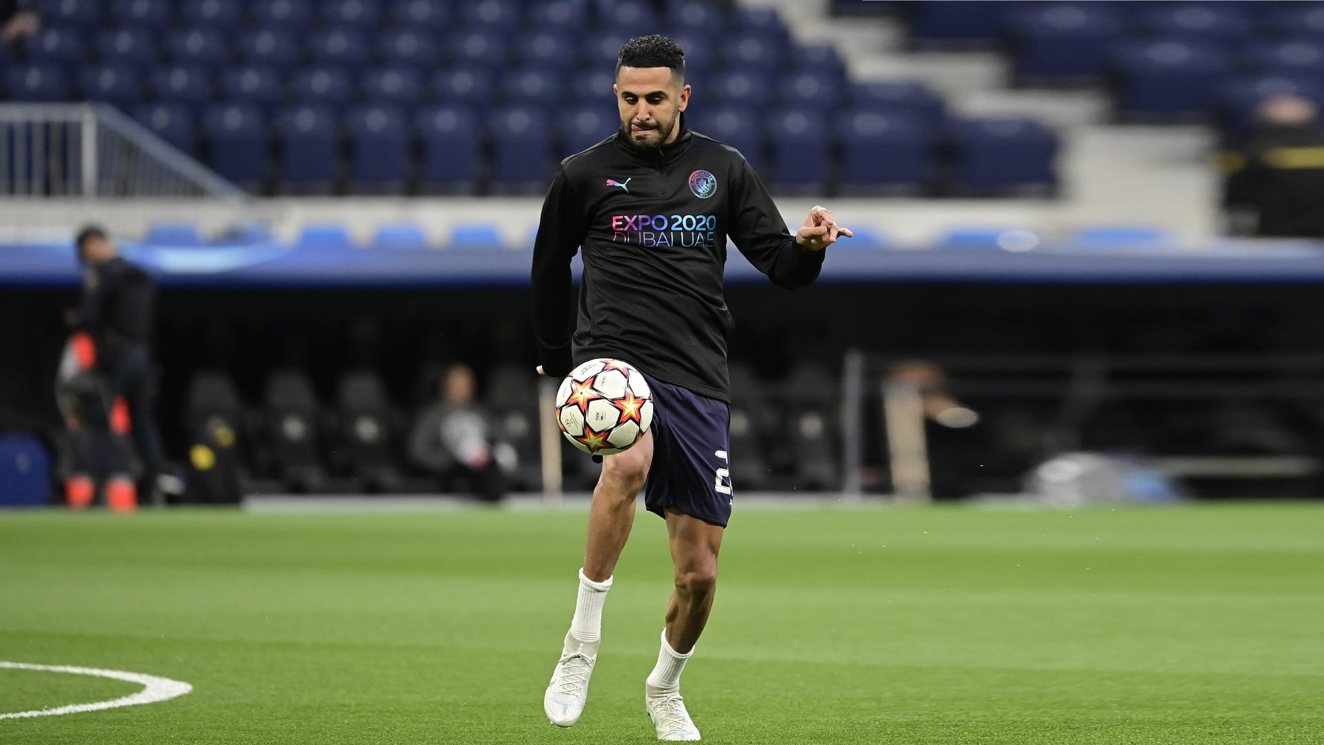 صورة بعنوان: مانشستر سيتي الإنجليزي يجدد عقد النجم الجزائري رياض محرز 