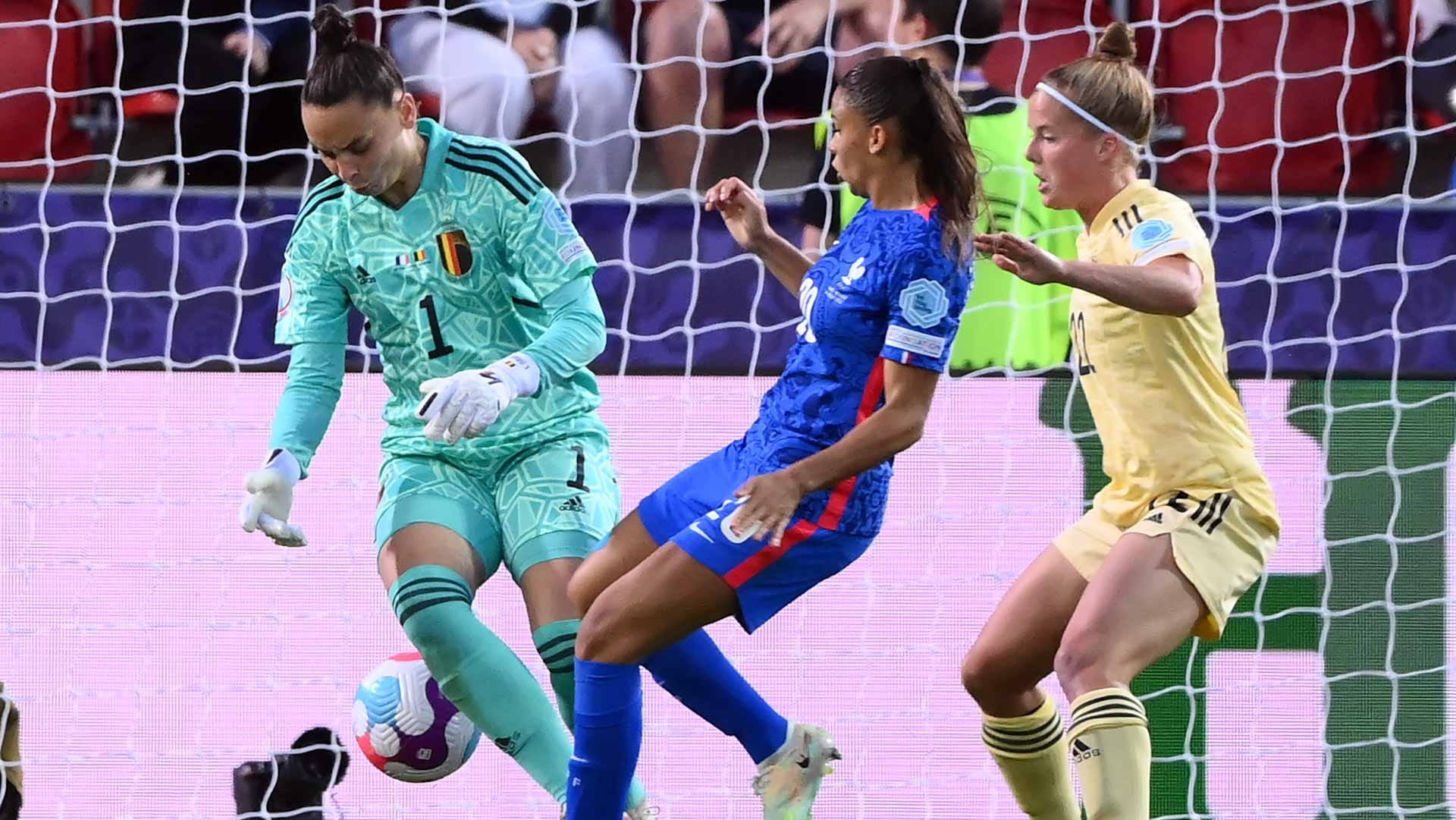 صورة بعنوان: منتخب فرنسا يبلغ دور الثمانية لأمم أوروبا للسيدات في لندن 