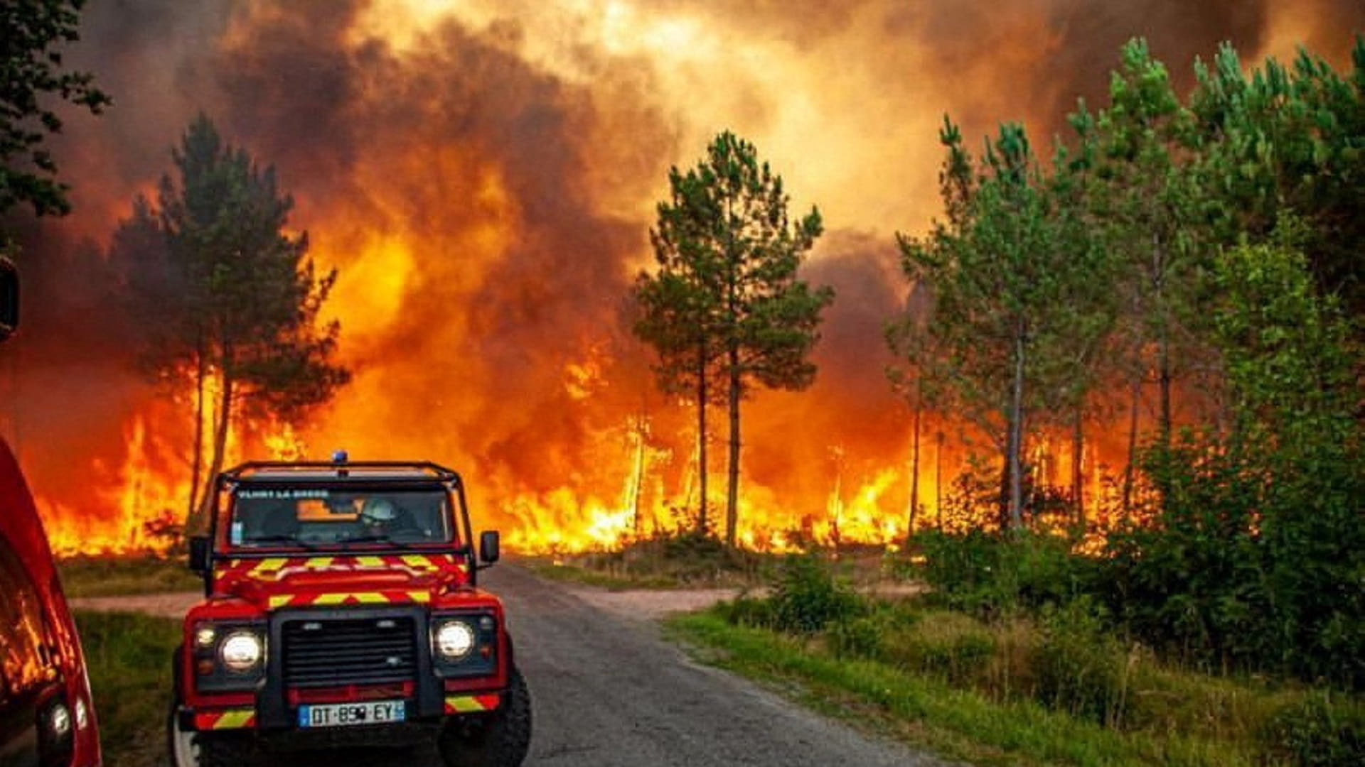 صورة بعنوان: حرائق الغابات تستعر بفرنسا والنيران تمتد لـ 100 كيلومتر مربع 