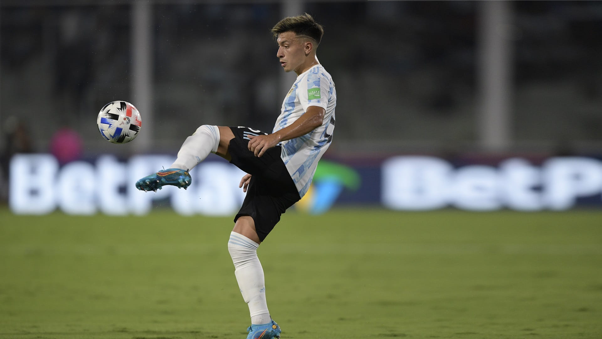 صورة بعنوان: مانشستر يونايتد الإنجليزي يتعاقد مع الأرجنتيني الدولي مارتينيز 