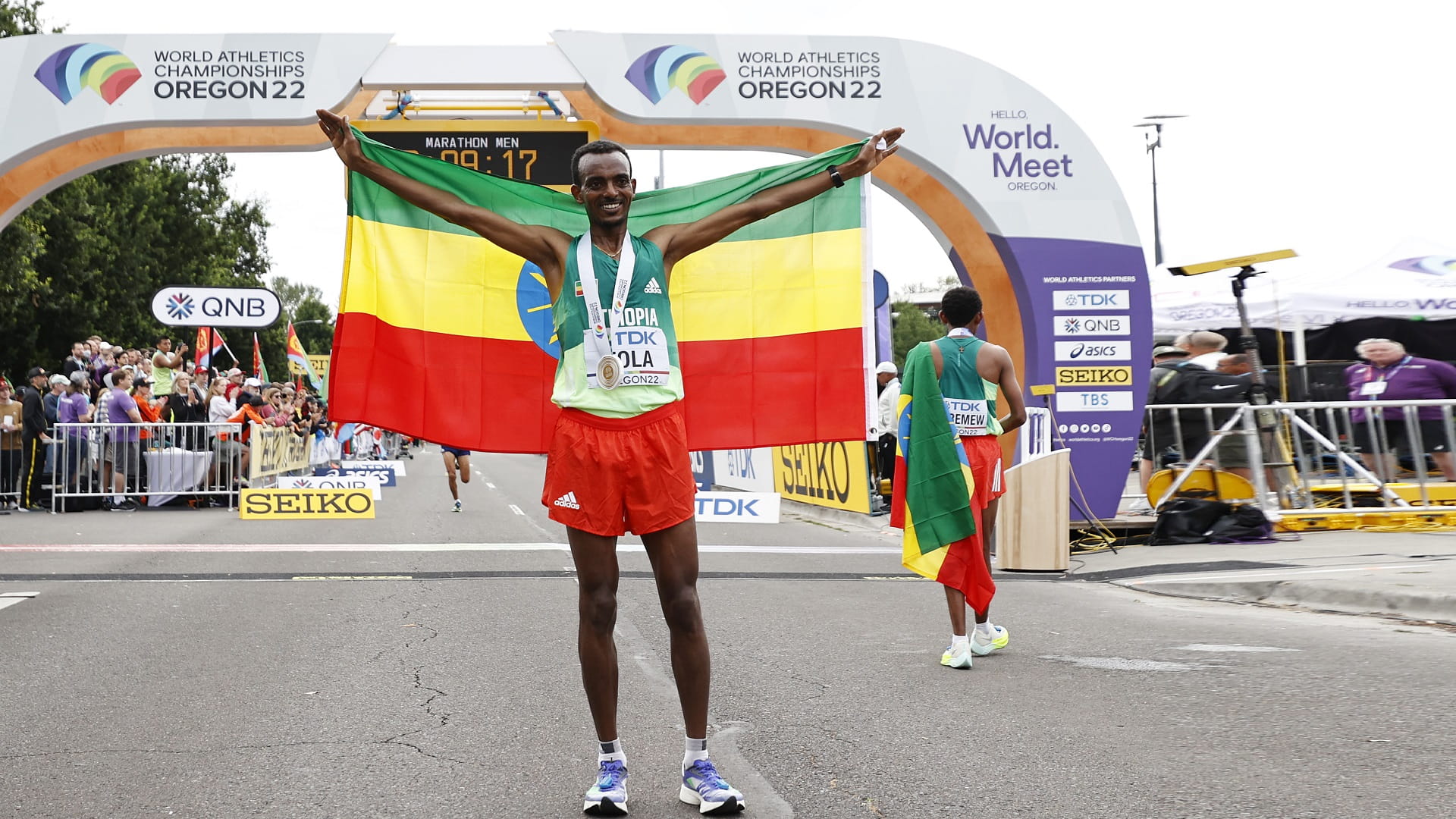 صورة بعنوان: العداء الإثيوبي تولا يحقق ذهبية ماراثون بطولة العالم لألعاب القوى 