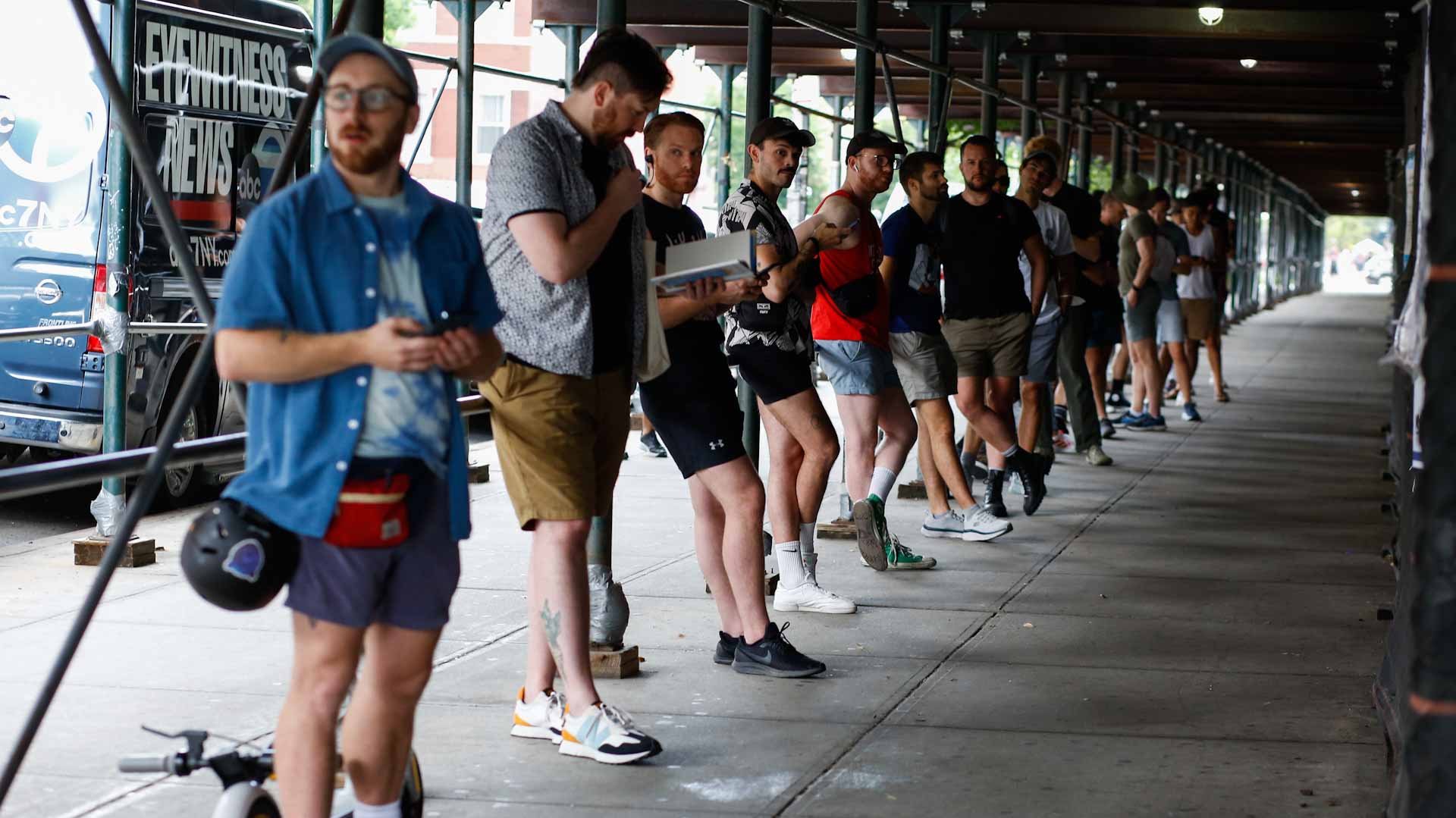 Image for the title: Long lines in New York for monkeypox vaccine 