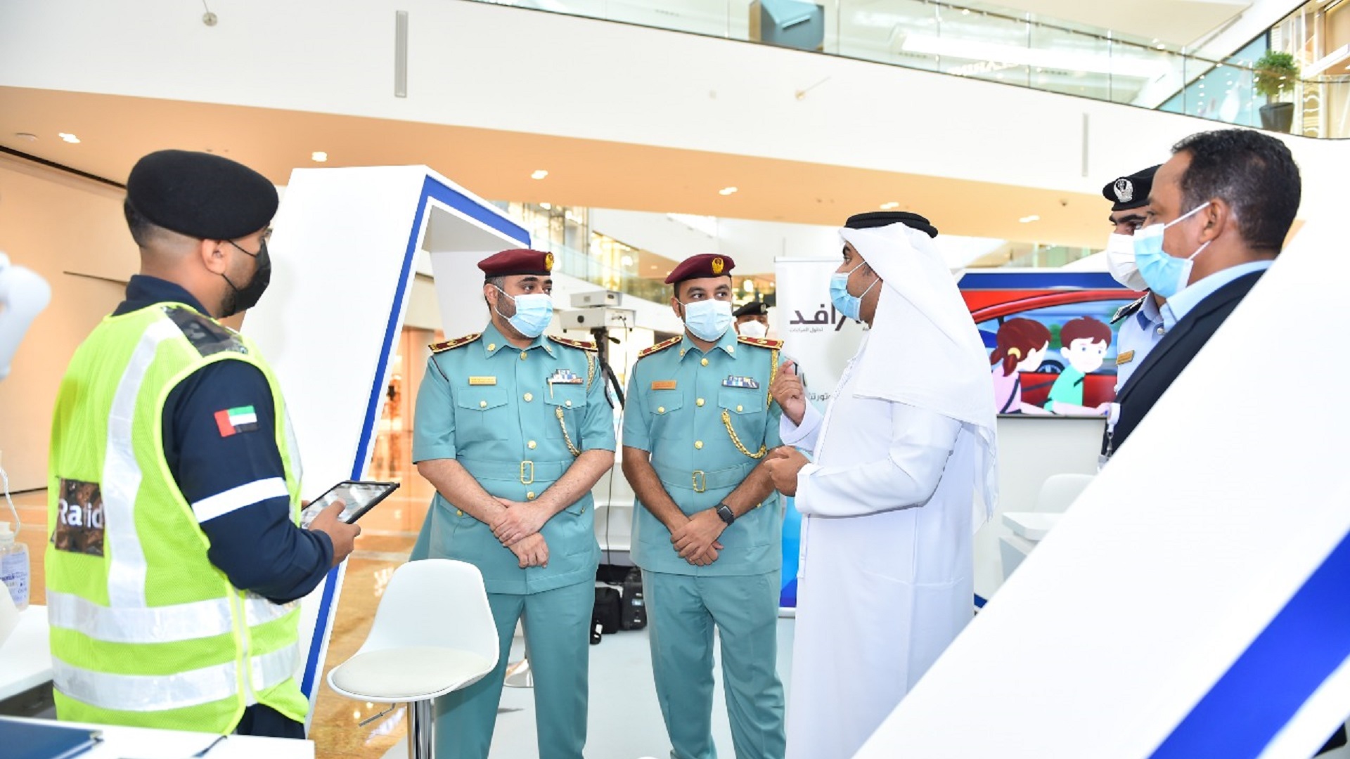 صورة بعنوان: شرطة الشارقة تنظم معرضاً مرورياً توعوياً في مركز الزاهية التجاري 