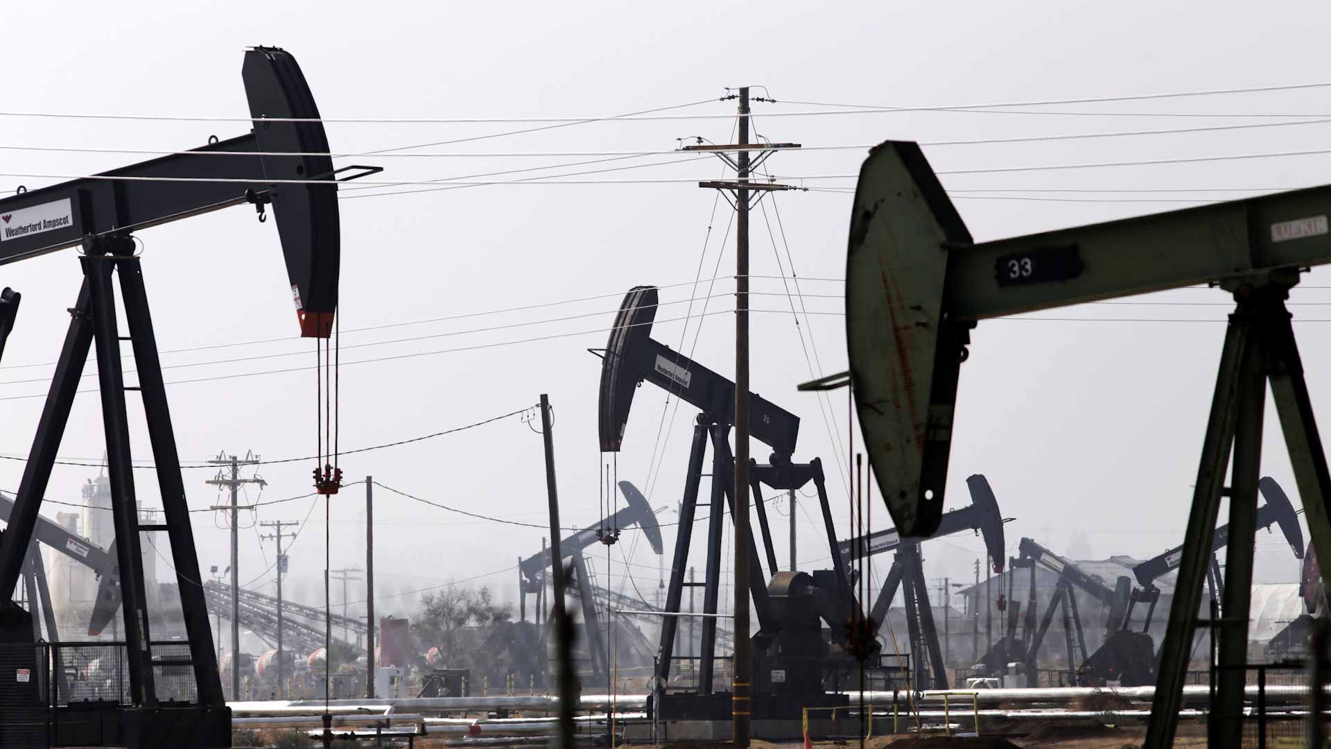 صورة بعنوان: أسعار النفط تواصل مكاسبها مدعومةً بضعف الدولار وشُح الإمدادات 