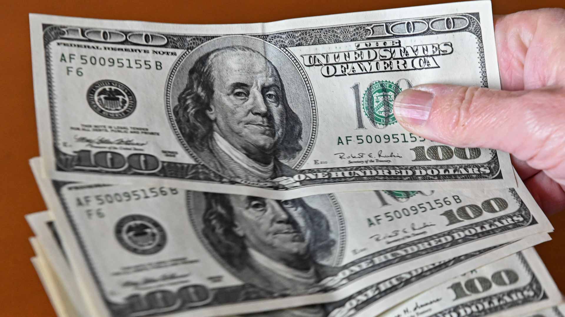 Image for the title: Dollar pauses below two-decade peak as markets ponder Fed path 