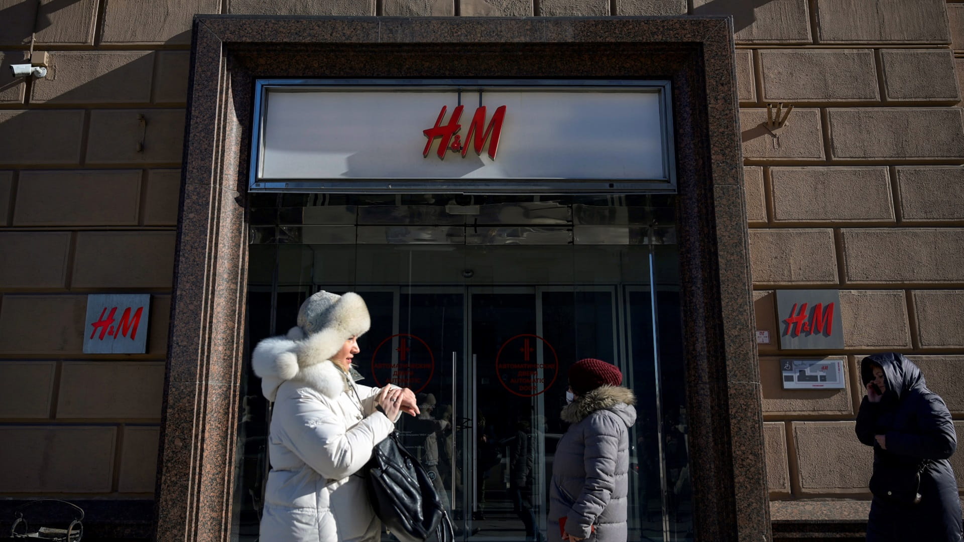 Image for the title: H&M to wind down operations in Russia 