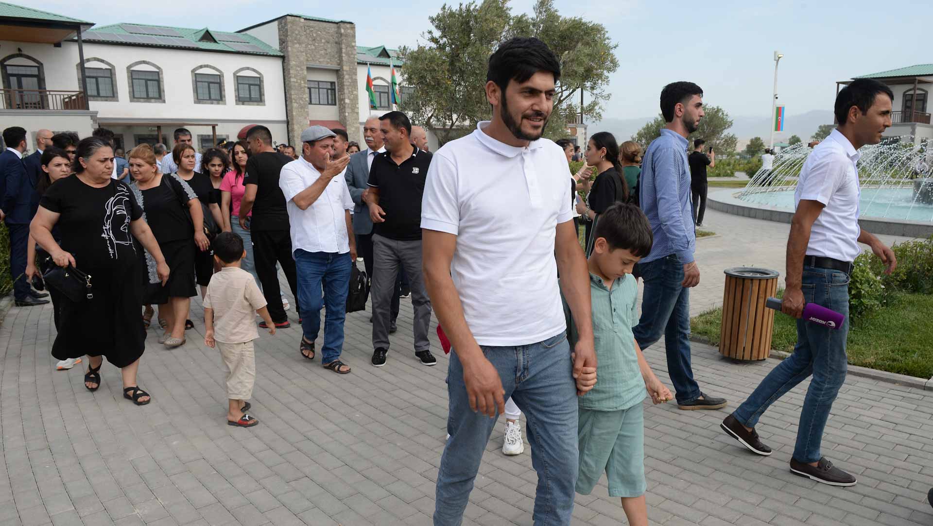 صورة بعنوان: أذربيجان تبدأ عملية إعادة مواطنين إلى مناطق في قره باغ 