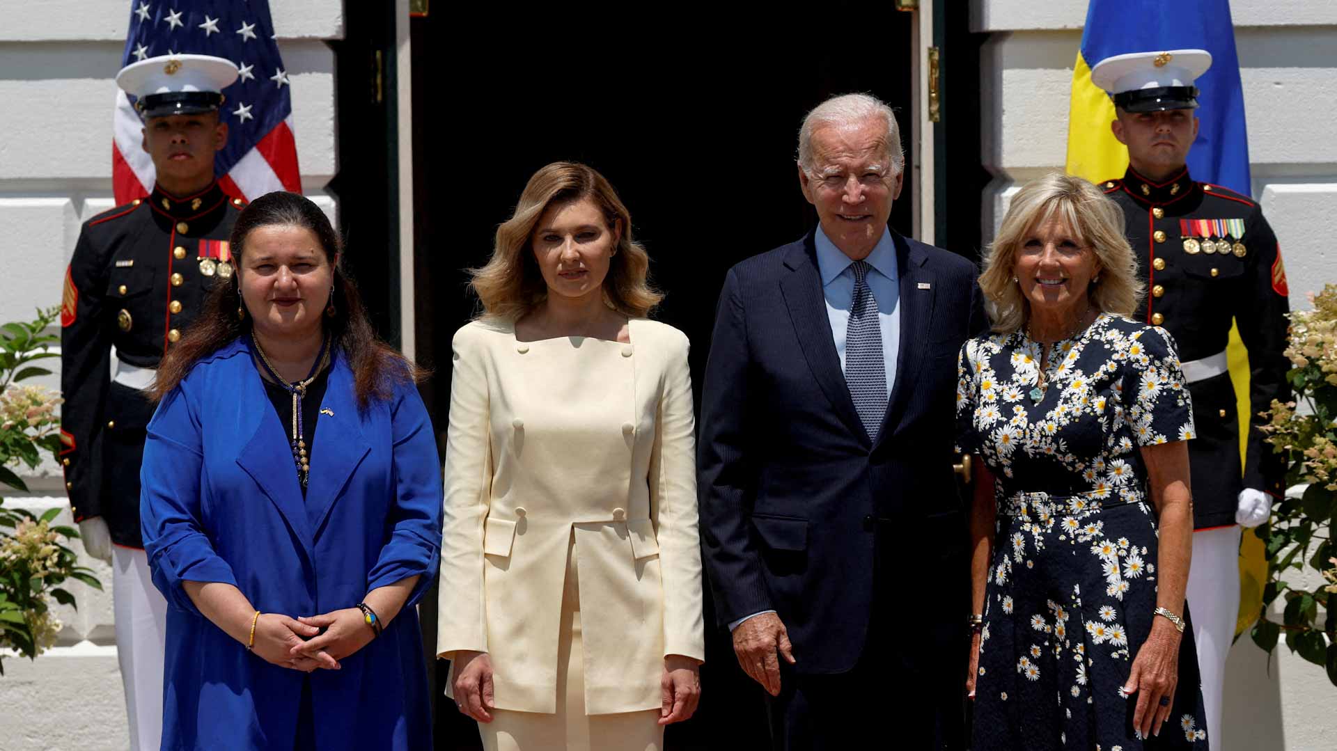 صورة بعنوان: بايدن وزوجته يستقبلان سيدة أوكرانيا الأولى في البيت الأبيض  