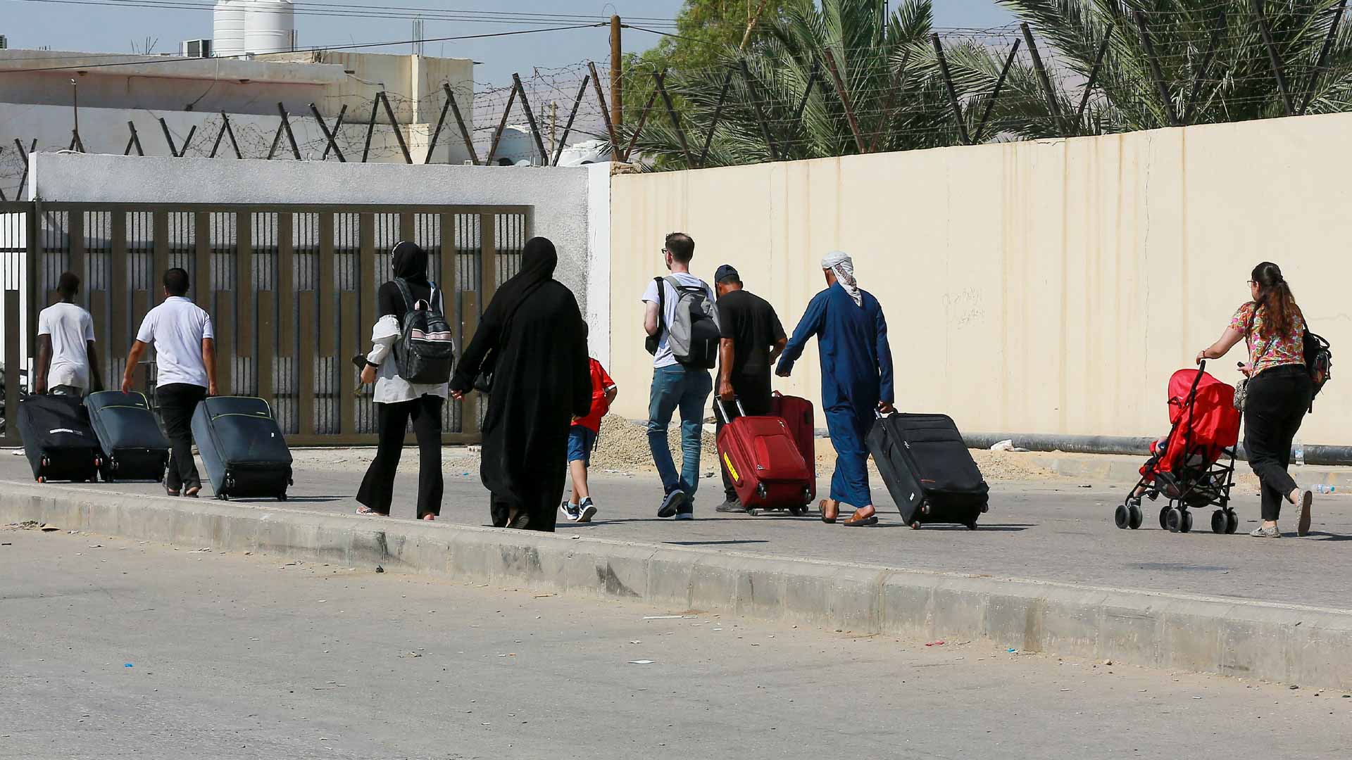 صورة بعنوان: اكتظاظ غير مسبوق في جسر الملك حسين باتجاه الأراضي الفلسطينية 