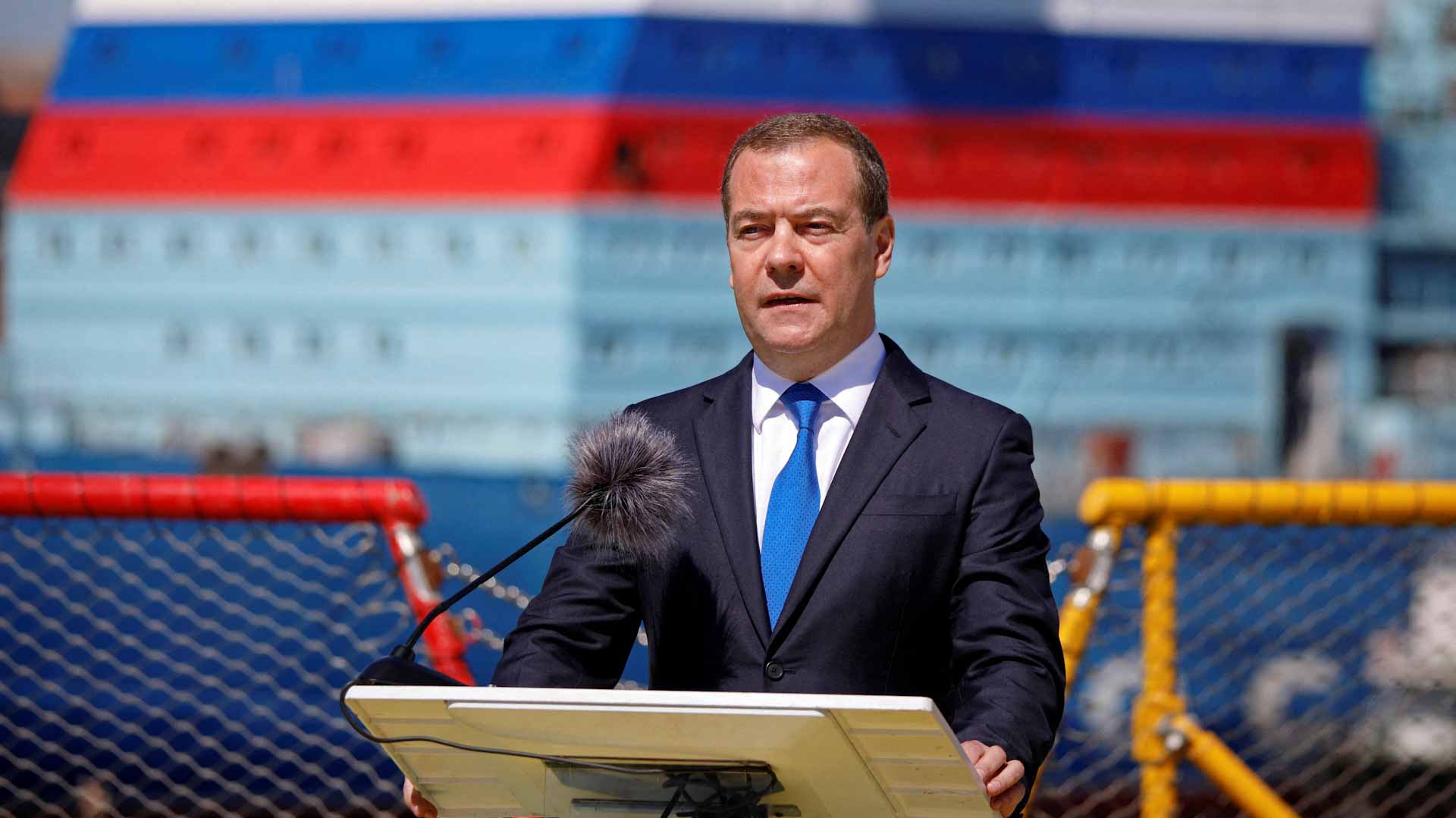 صورة بعنوان: ميدفيديف: روسيا ستضع شروط السلام في أوكرانيا 