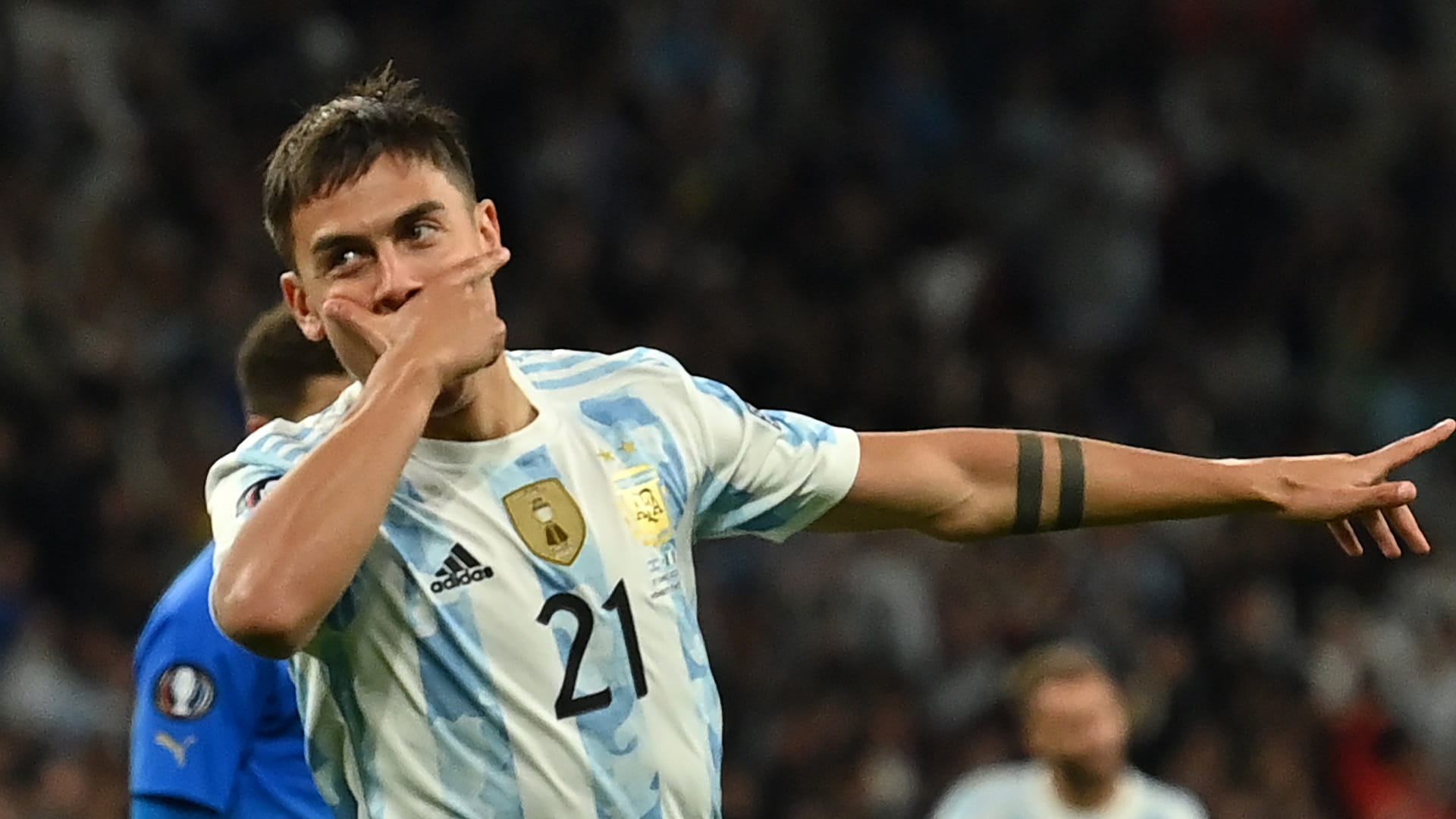 صورة بعنوان: نادي روما الإيطالي يتعاقد مع النجم الأرجنتيني ديبالا 