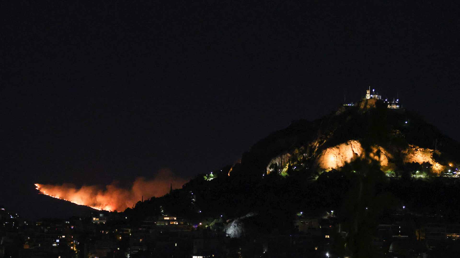 صورة بعنوان: حرائق الغابات تستعر قرب أثينا بسبب الرياح ولا أنباء عن وقوع إصابات 
