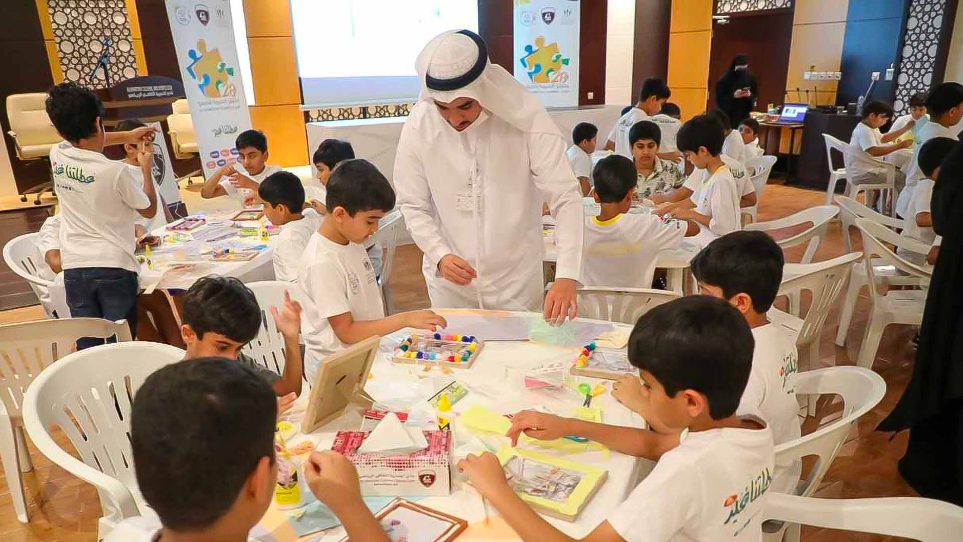 صورة بعنوان: 3 من موظفي بلدية الحمرية يشاركون في تقديم ورشة بالملتقى الصيفي  